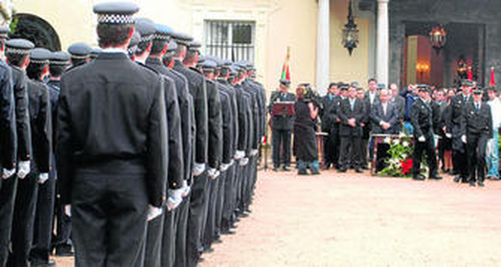 Imagen de un grupo de alumnos de la Academia de Policía Local tomando posesión de sus cargos en un acto desarrollado en el Carmen de los Mártires.