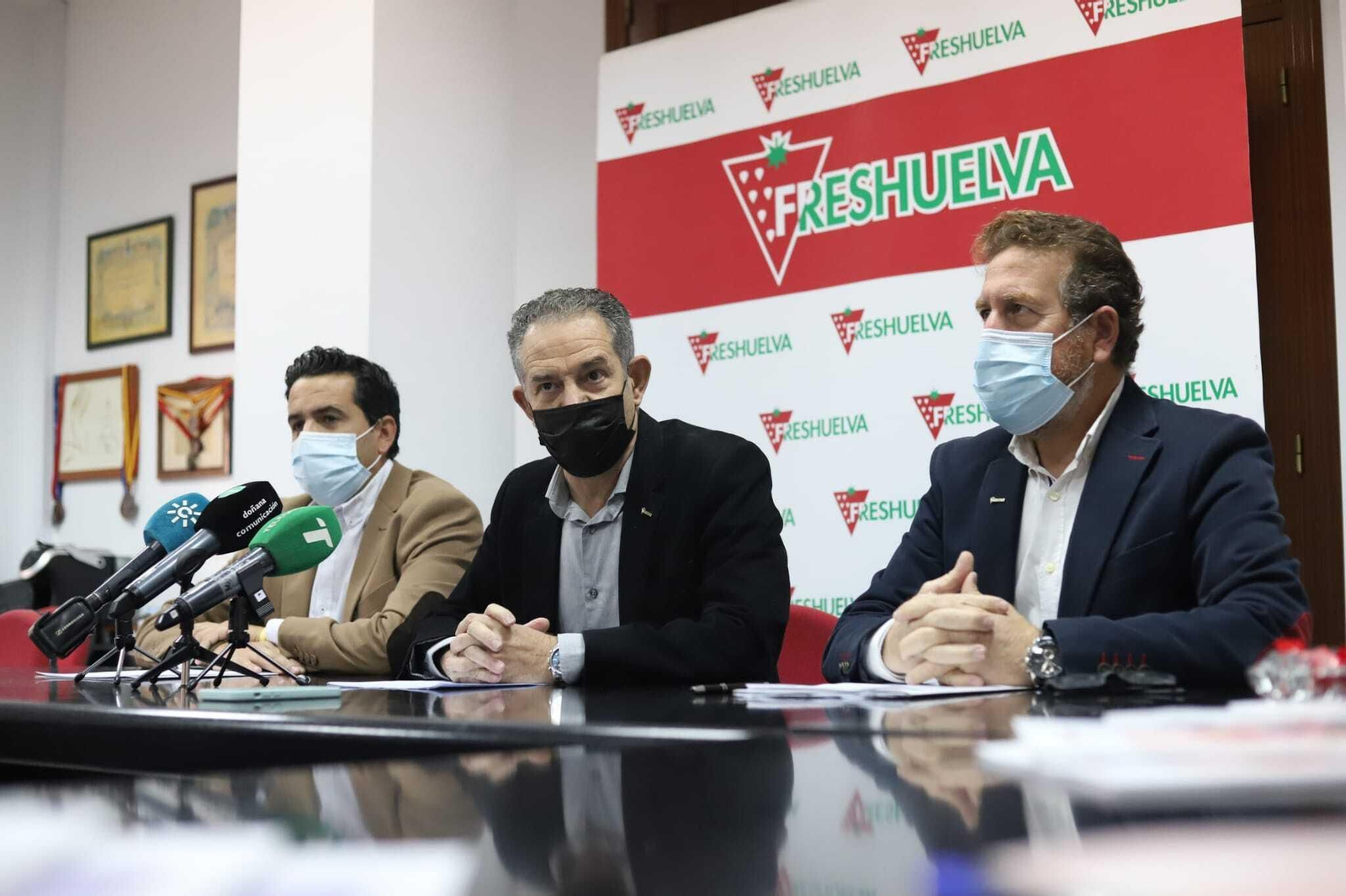 Romualdo Macías, rafael Domínguez y Juan Ramón Hernández esta mañana en la sede de Freshuelva.