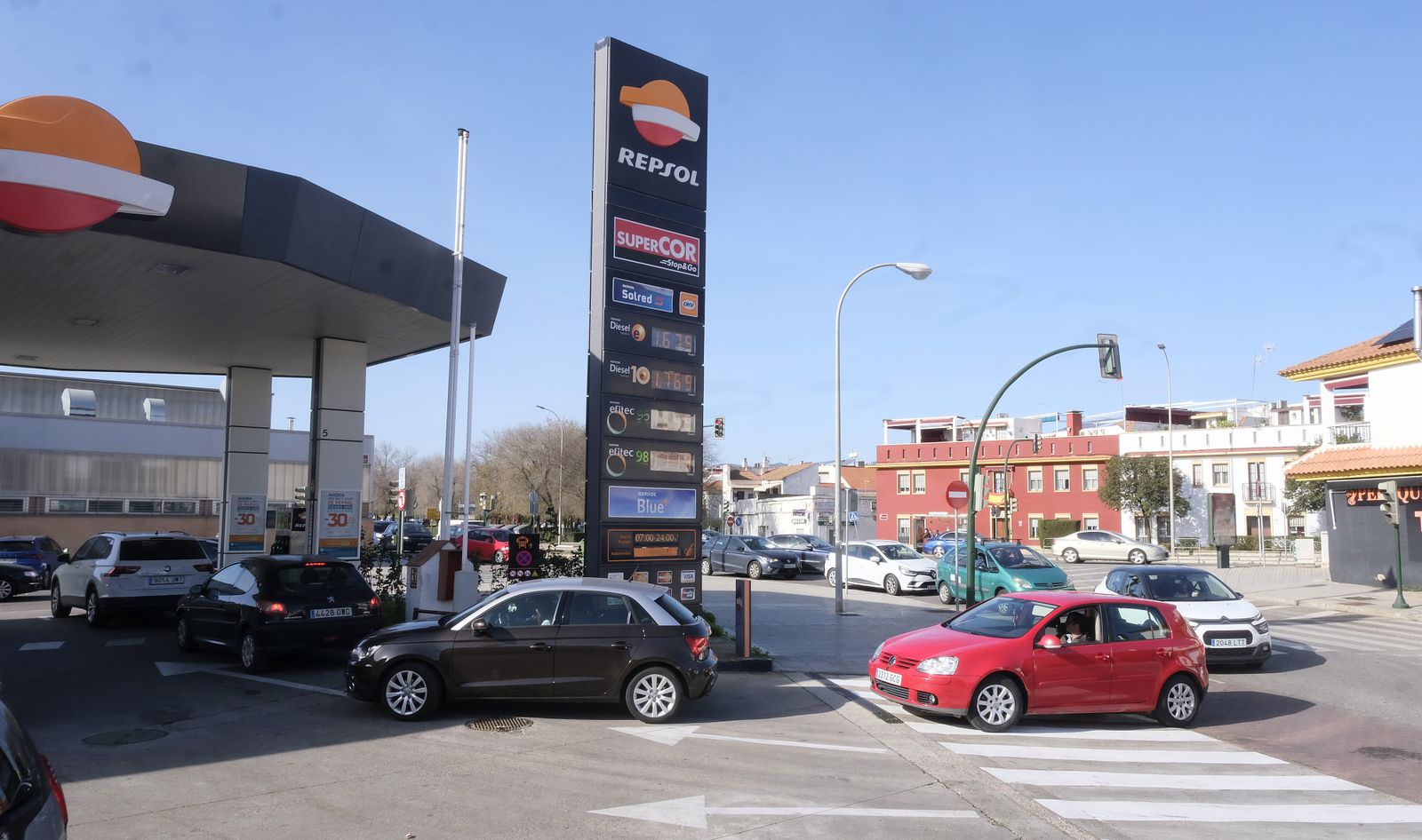 Las colas en las gasolineras de Córdoba antes del fin de la bonificación del Gobierno, en imágenes