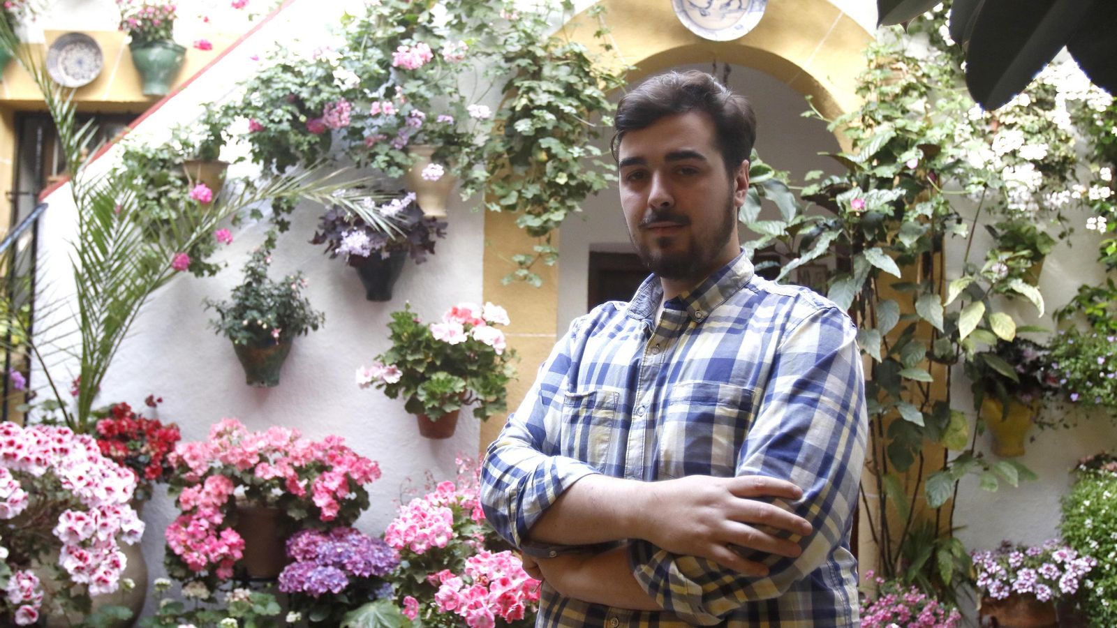 Santiago Hernández posa en su patio de Zarco, 13.