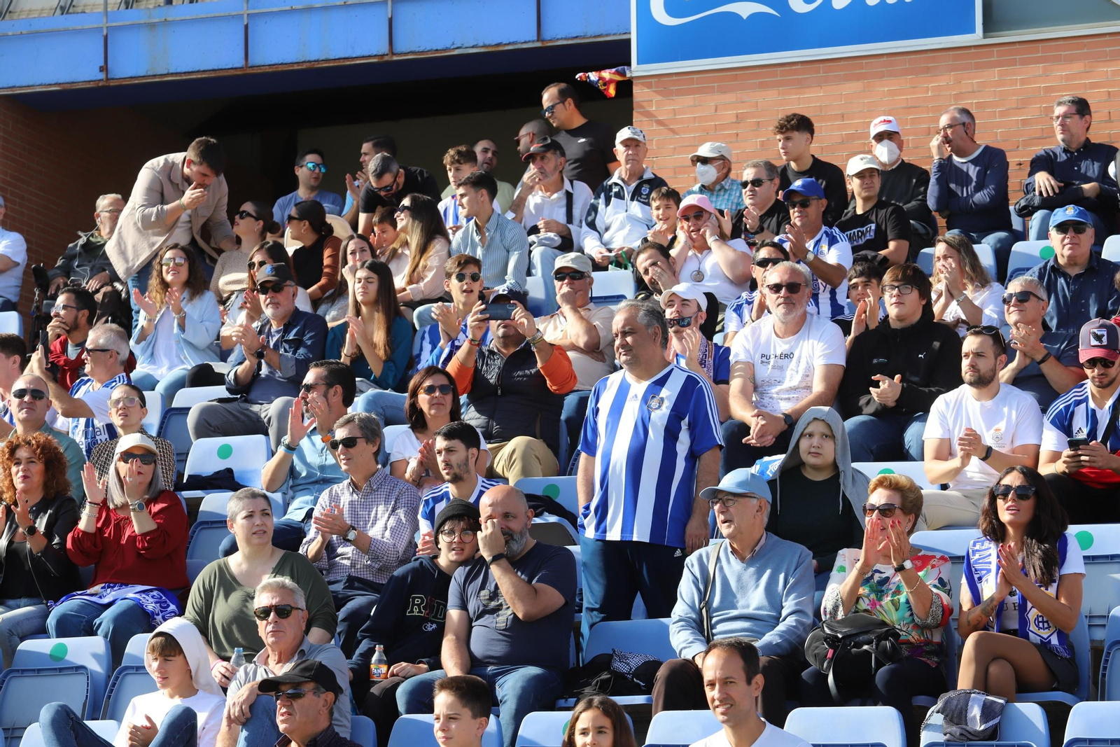 Imágenes del gran ambiente en el Nuevo Colombino para ver el  Recre-Burgos