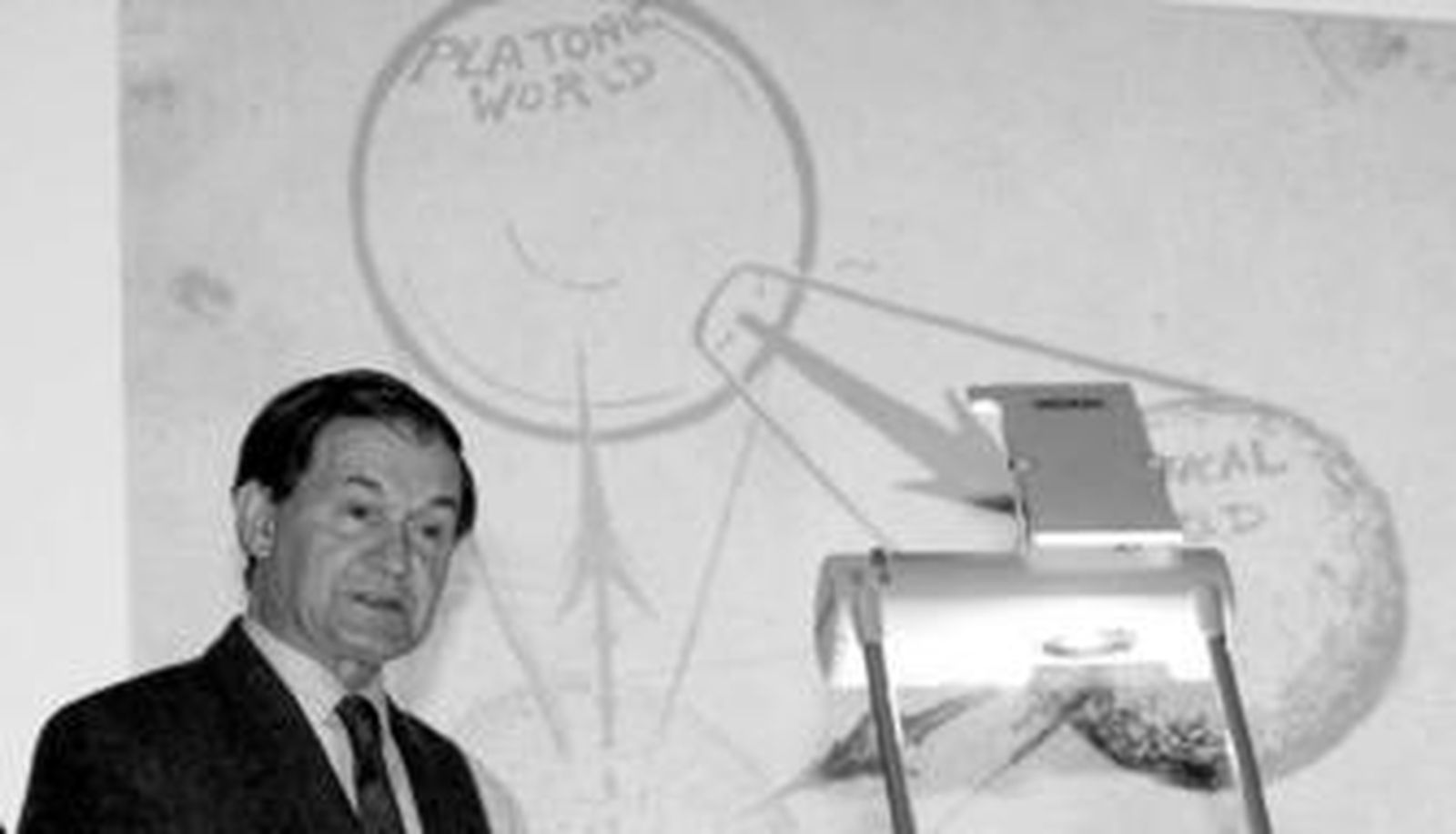 Sir Roger Penrose, ayer, en el Aula Magna de la Facultad de Ciencias.