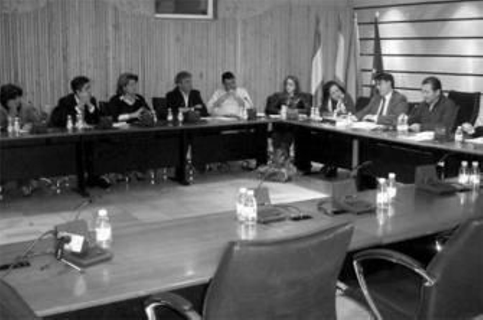 Las sillas que dejaron vacías los concejales del PP de Punta Umbría.