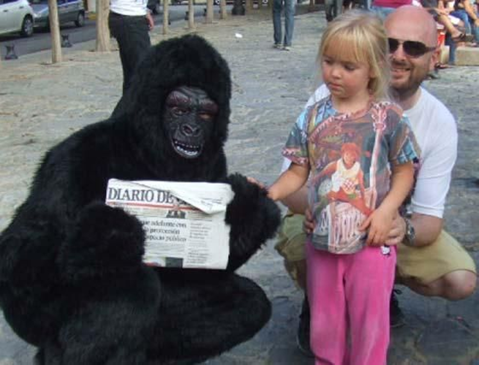 Iba para hombre, pero se quedó en mono. Eso sí, un mono muy leído, que va con su Diario a todas partes. Si te encontraste con nuestro particular monkey el sábado, búscate en esta galería. 

Foto: Senda