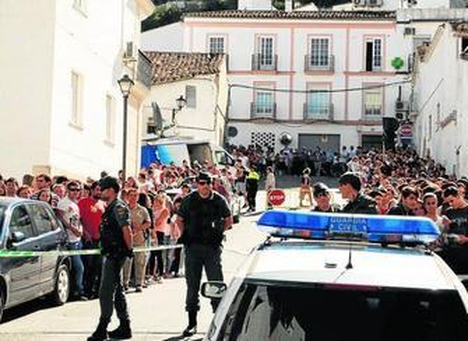 Vecinos de Ubrique protestan ayer ante los juzgados en la declaración del padre.