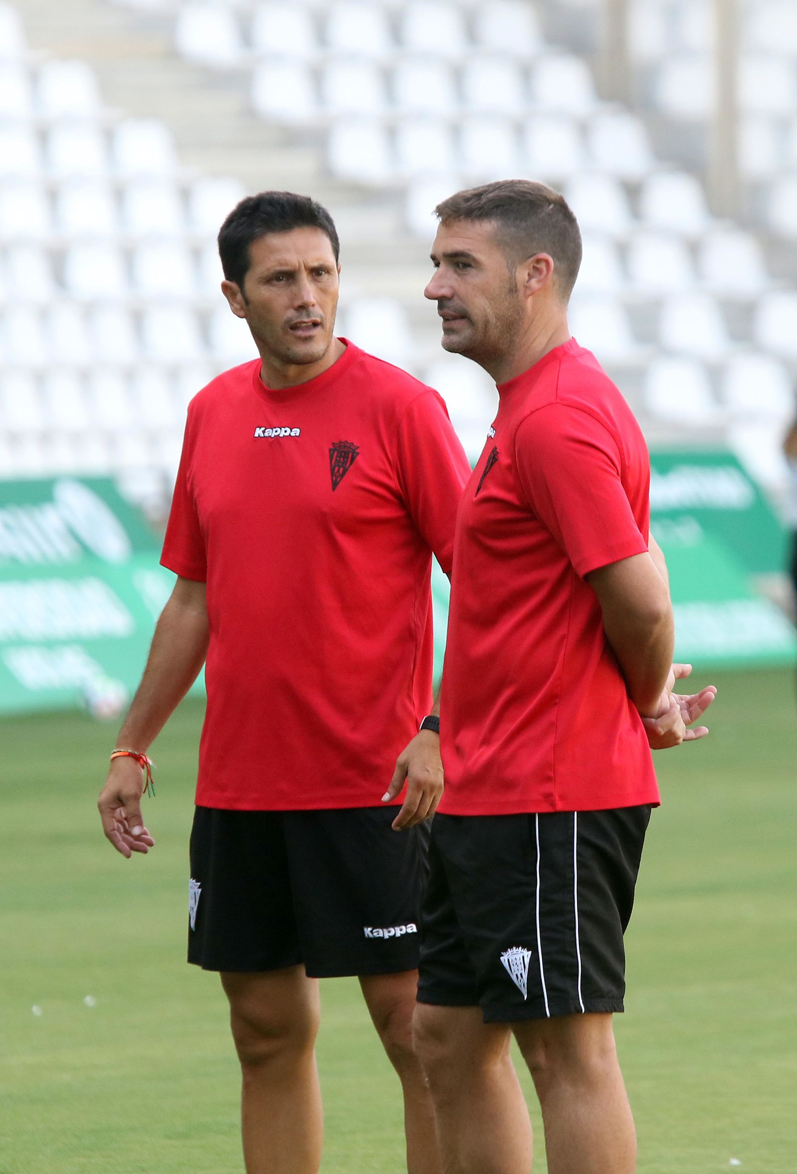 Luis Carrión conversa con Vicente Fuensalida durante el entrenamiento.