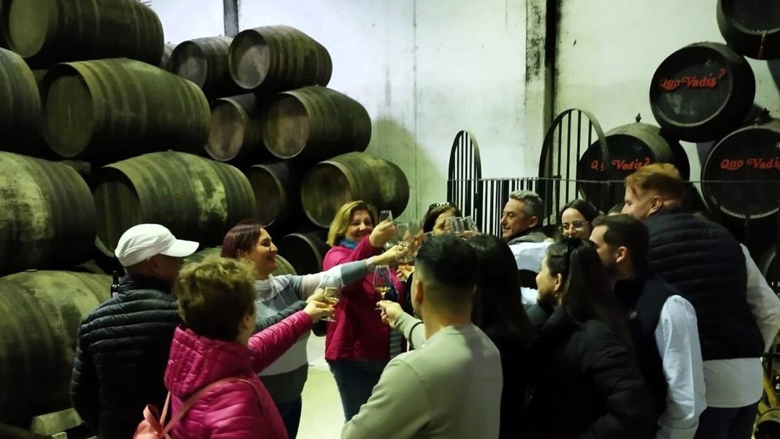 Brindis al terminar una visita en la bodega Delgado Zuleta.