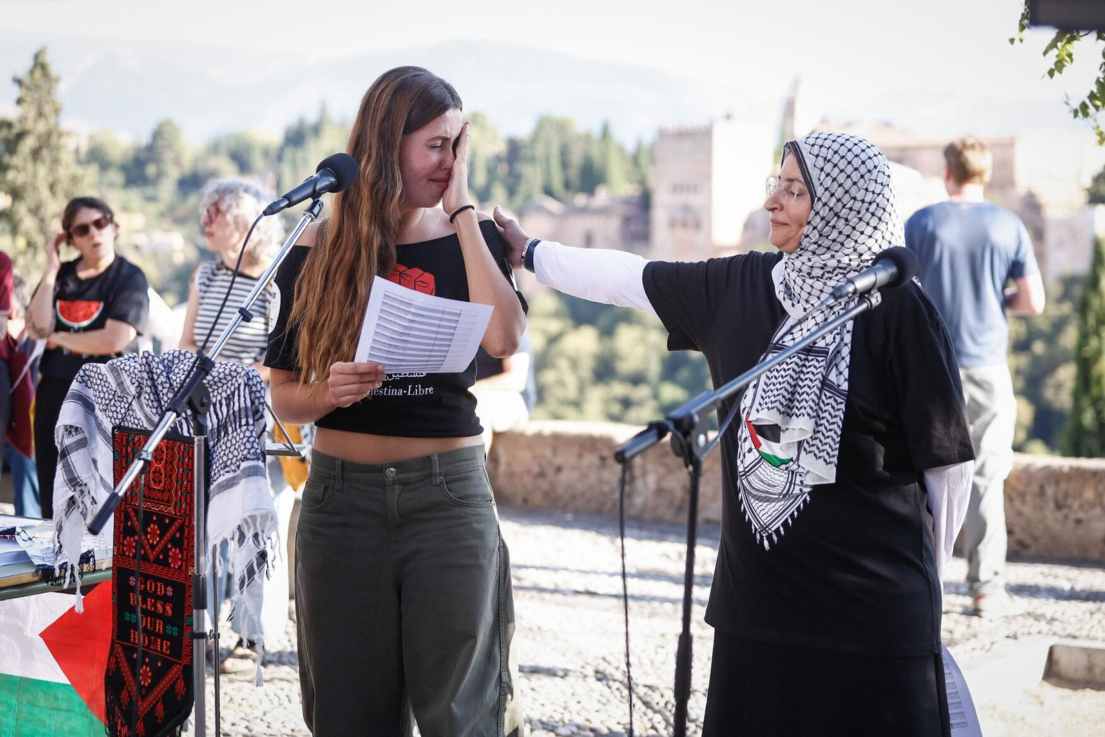 Lágrimas frente a la Alhambra, en imágenes: así se han leído en Granada los nombres de los niños muertos en Gaza