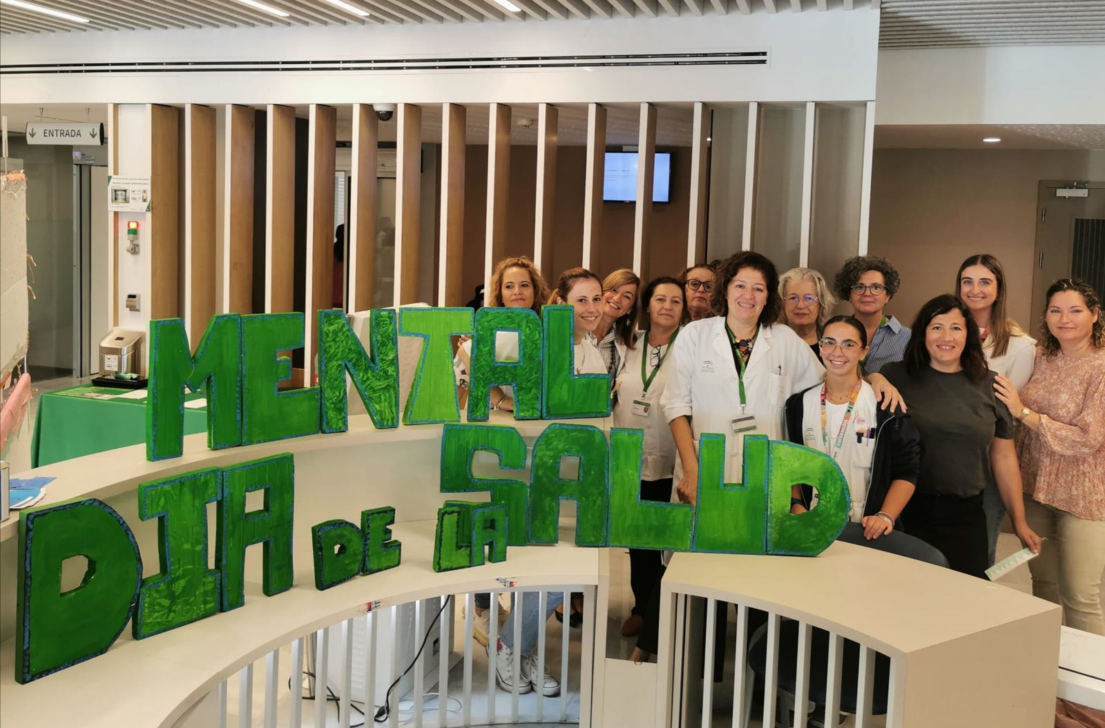 Mesa informativa celebrada en el Hospital de Valme con profesionales del servicio de Salud Mental y cuatro asociaciones de pacientes y familias.