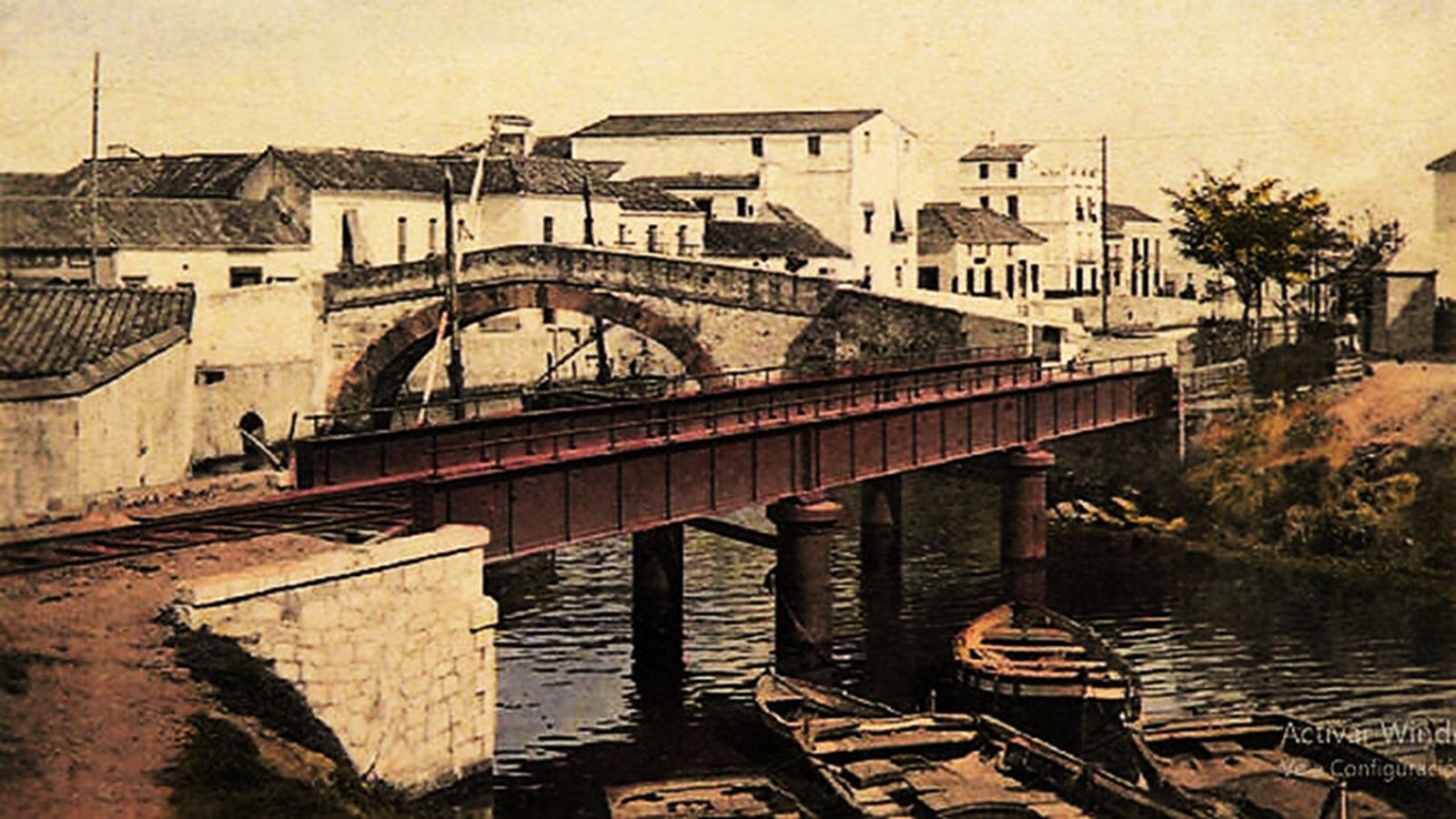 Puente del ferrocarril, al fondo el Puente Viejo o del Cristo.