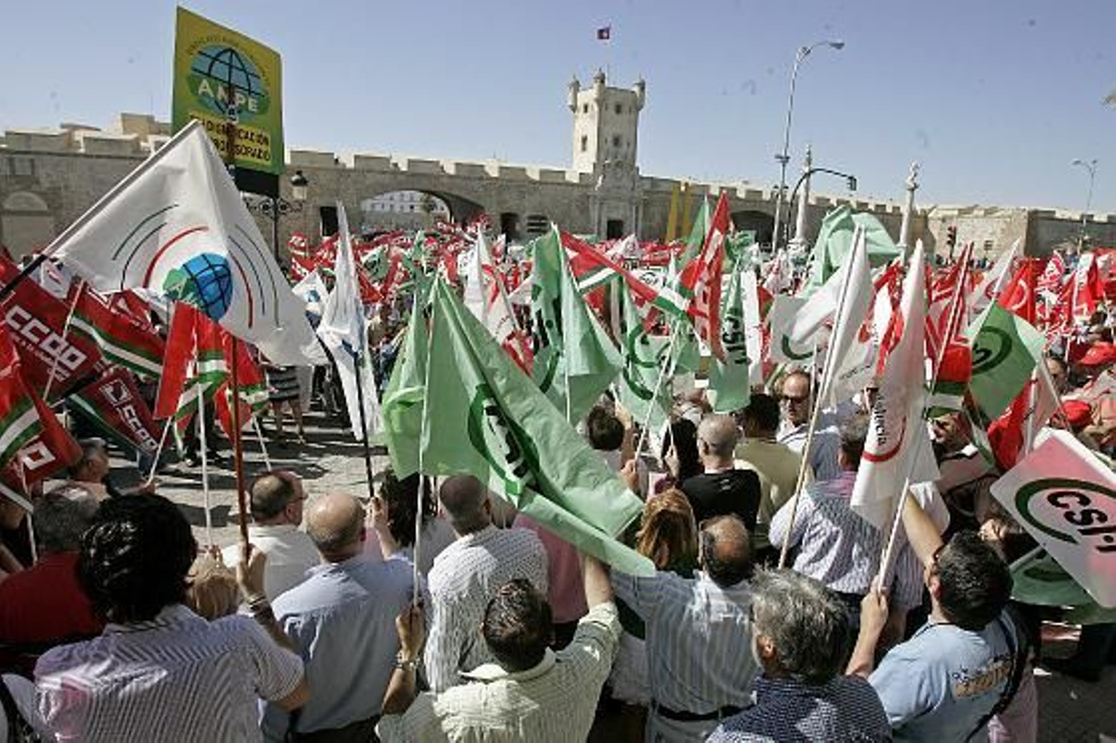 Unos 600 funcionarios se concentraron hoy como protesta por el plan de recortes del Gobierno. 

Foto: Jesus Marin