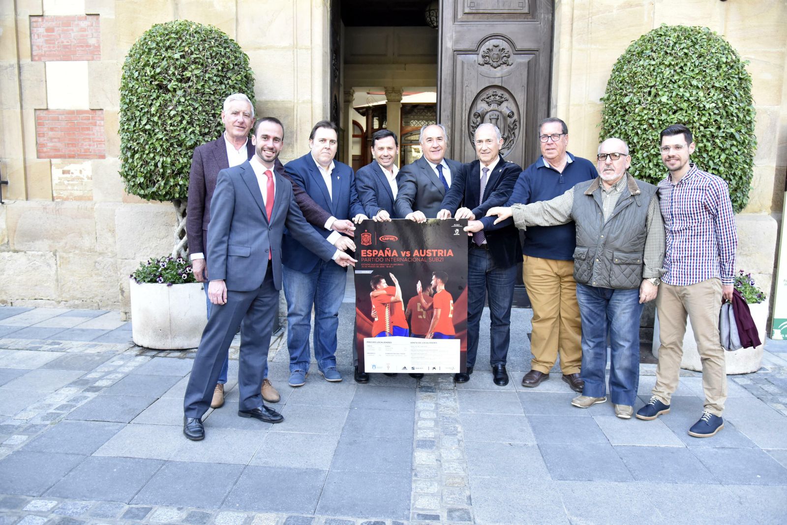 Miembros del Algeciras, del Ayuntamiento y de la Federación, a las puertas del Consistorio algecireño.