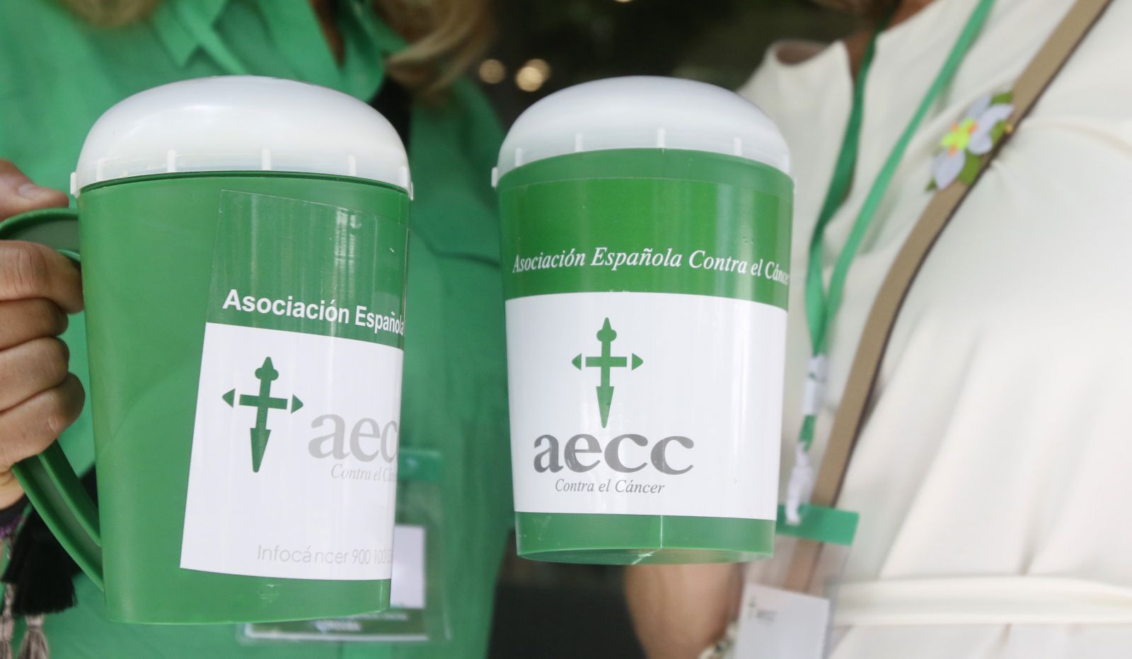 Dos huchas de la AECC.