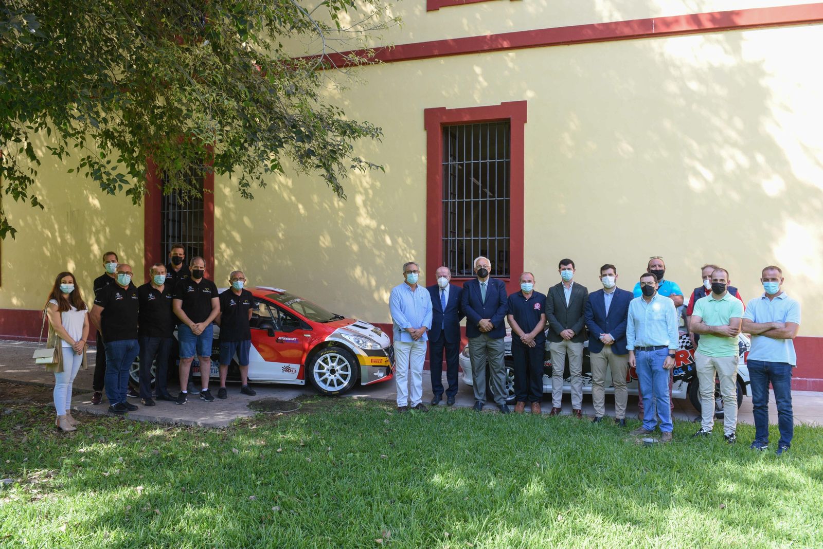 Una imagen de la presentación en la sede de la Diputación con dos de los coches participantes.