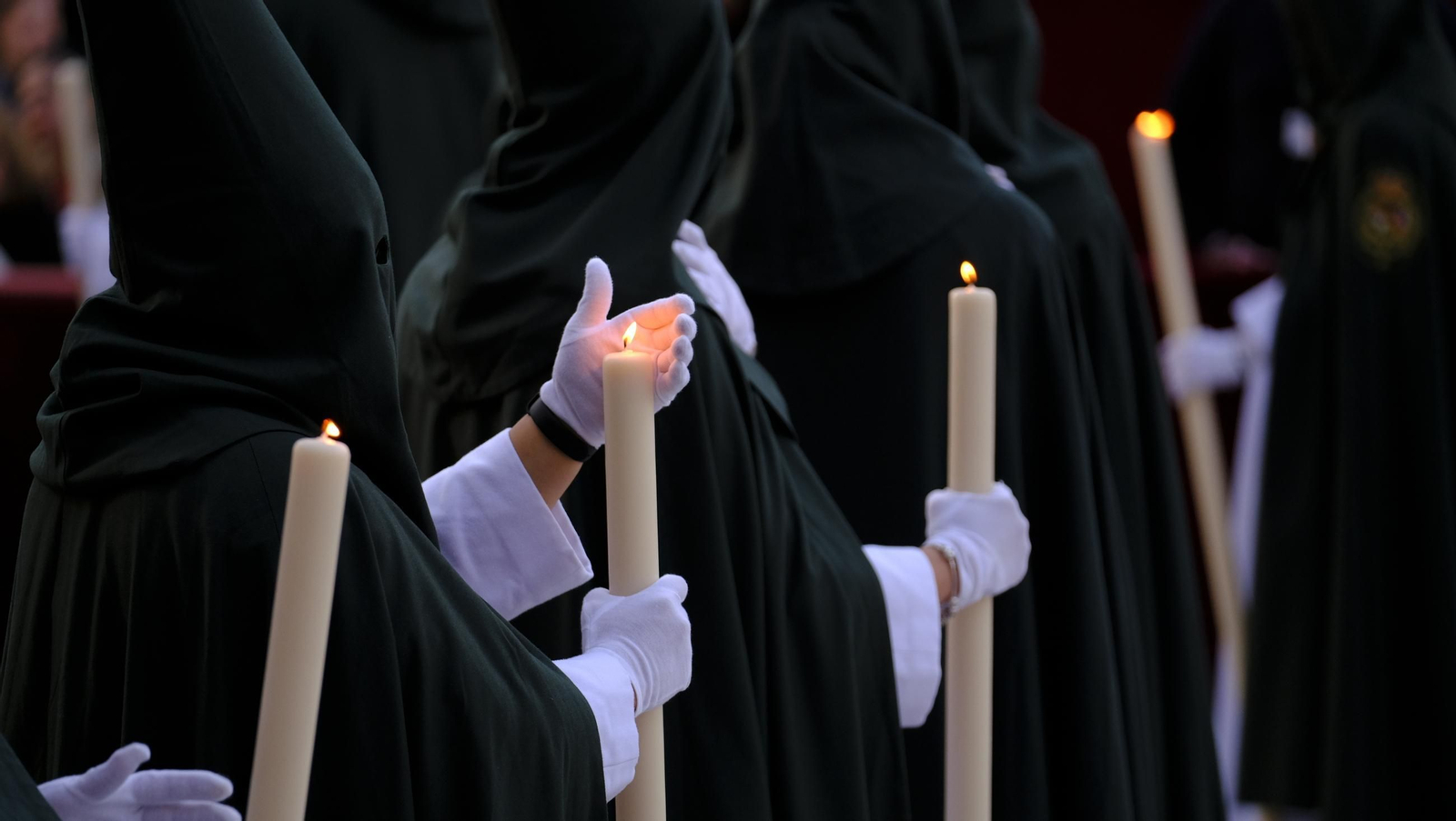 Estudiantes en la Semana Santa de Almería 2025