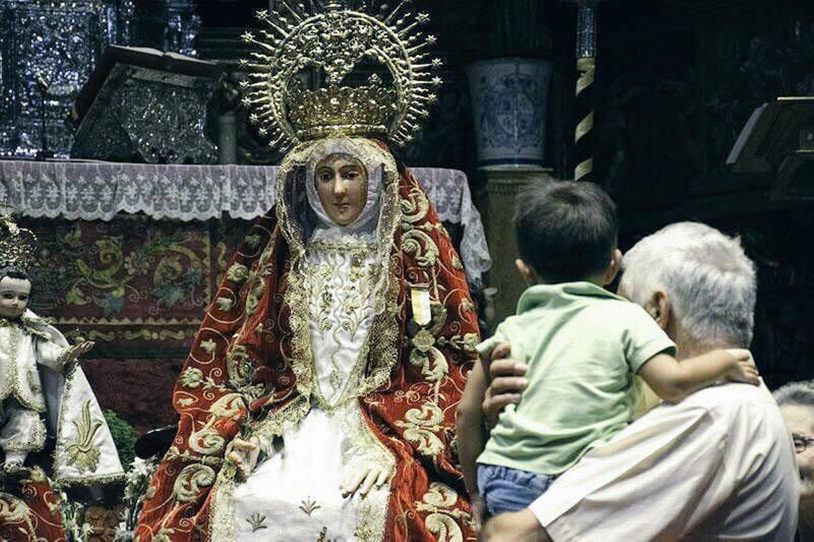 Señora Santa Ana es venerada por un abuelo y su nieto