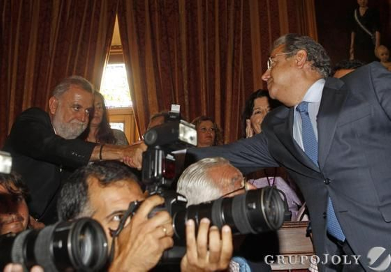 Saludo entre Torrijos y Zoido

Foto: Antonio Pizarro - Manuel Gómez
