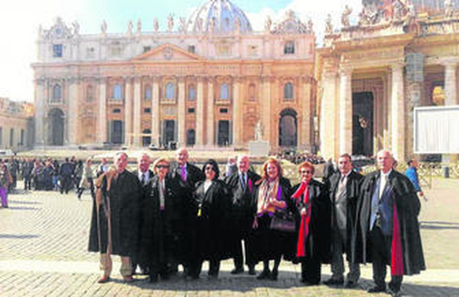 1. El presidente de la Asociación de Amigos de la Capa de Sevilla, Luis Núñez, el primero por la derecha, en una visita reciente al Vaticano. 2. Miembros de la entidad, con el botafumeiro de la Catedral de Santiago de Compostela. 3. Unos capistas departen mientras pasean durante el Encuentro Nacional de la Capa del año 2000. 4. Ángel García-Miña, fundador de la asociación. 5. Hombres y mujeres capistas posan en la plaza del Triunfo.