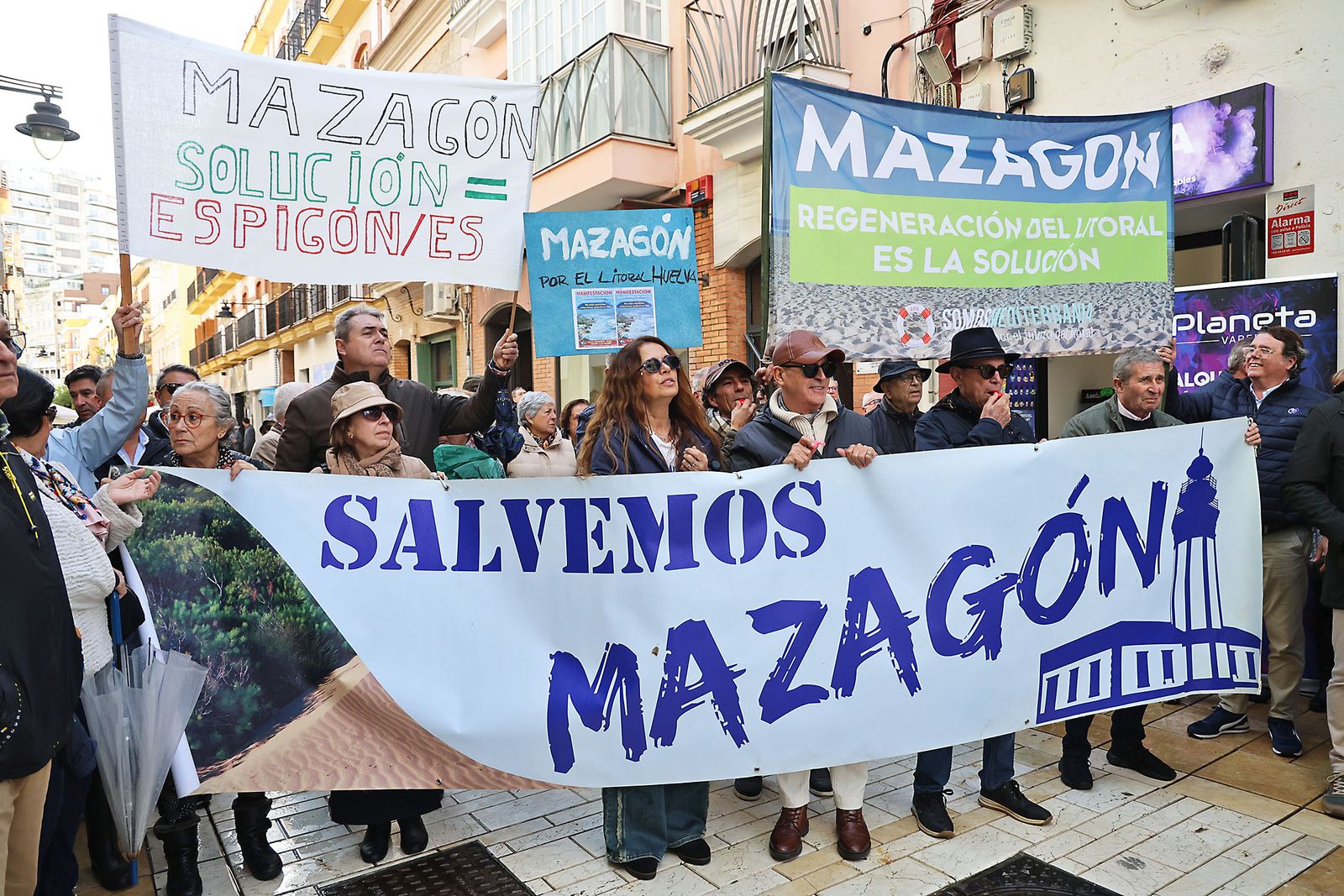Fotografías de la manifestación en Huelva para exigir la regeneración de las playas