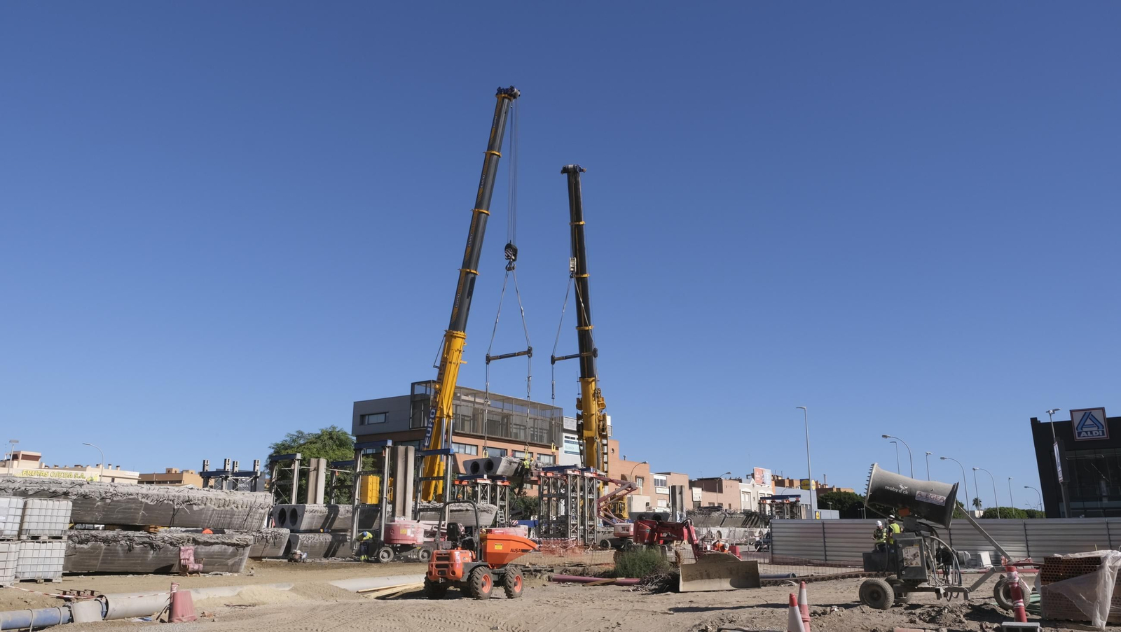 El Puente de la Avenida del Mediterráneo ya es historia, en imágenes