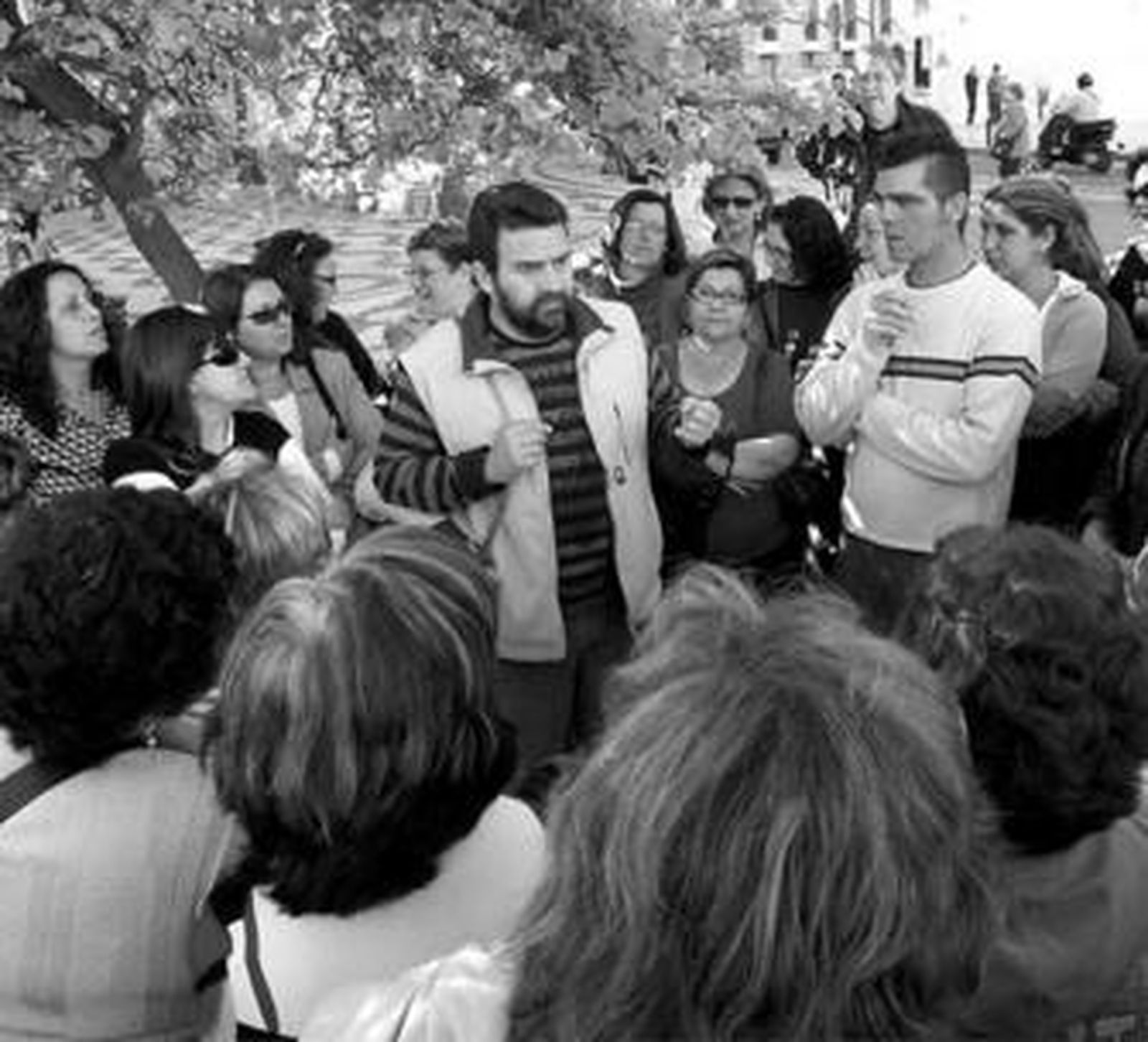 Las empleadas de Limasa celebraron ayer una asamblea junto al Ayuntamiento.
