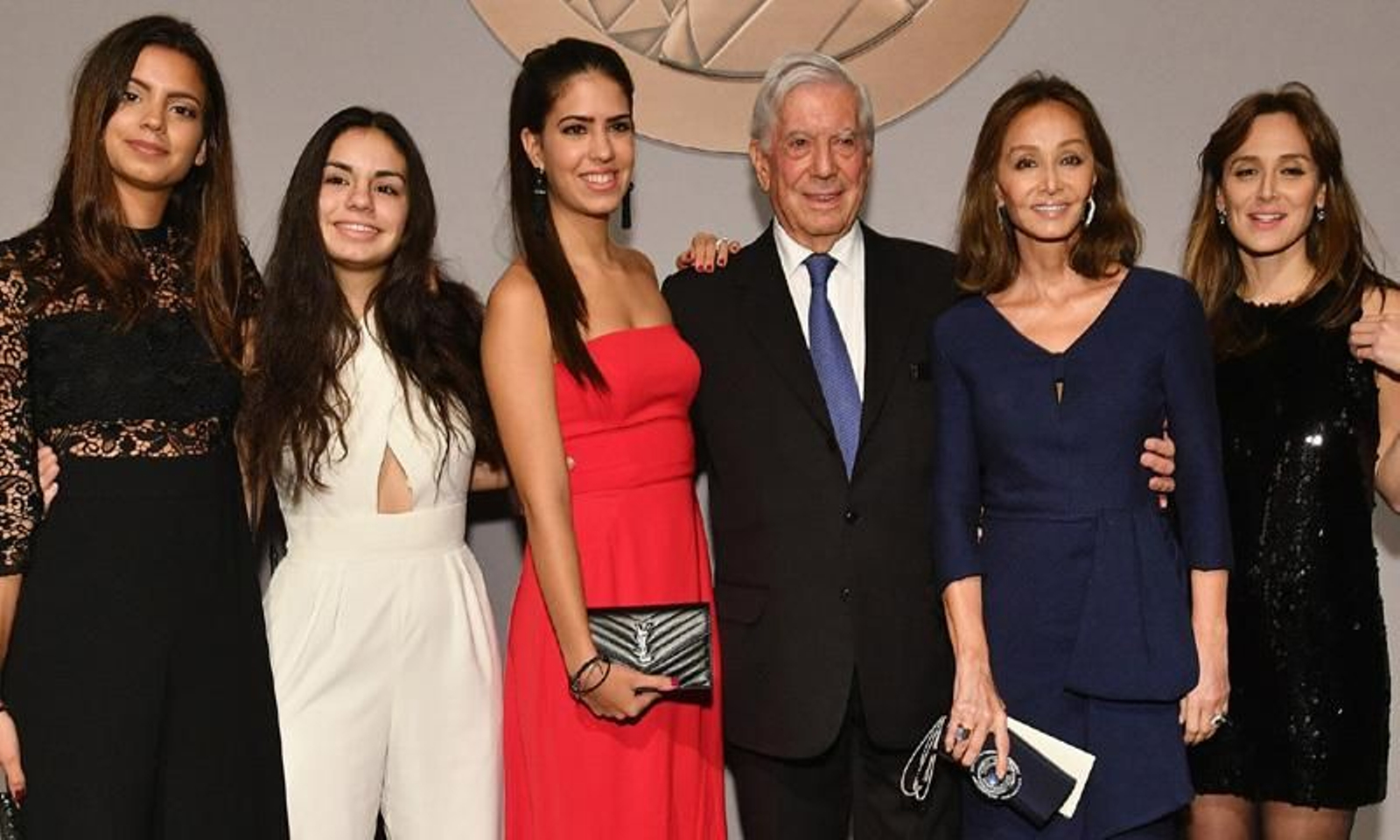 La foto de la polémica con las tres nietas a la izquierda,  Vargas Llosa, Preysler y Tamara.