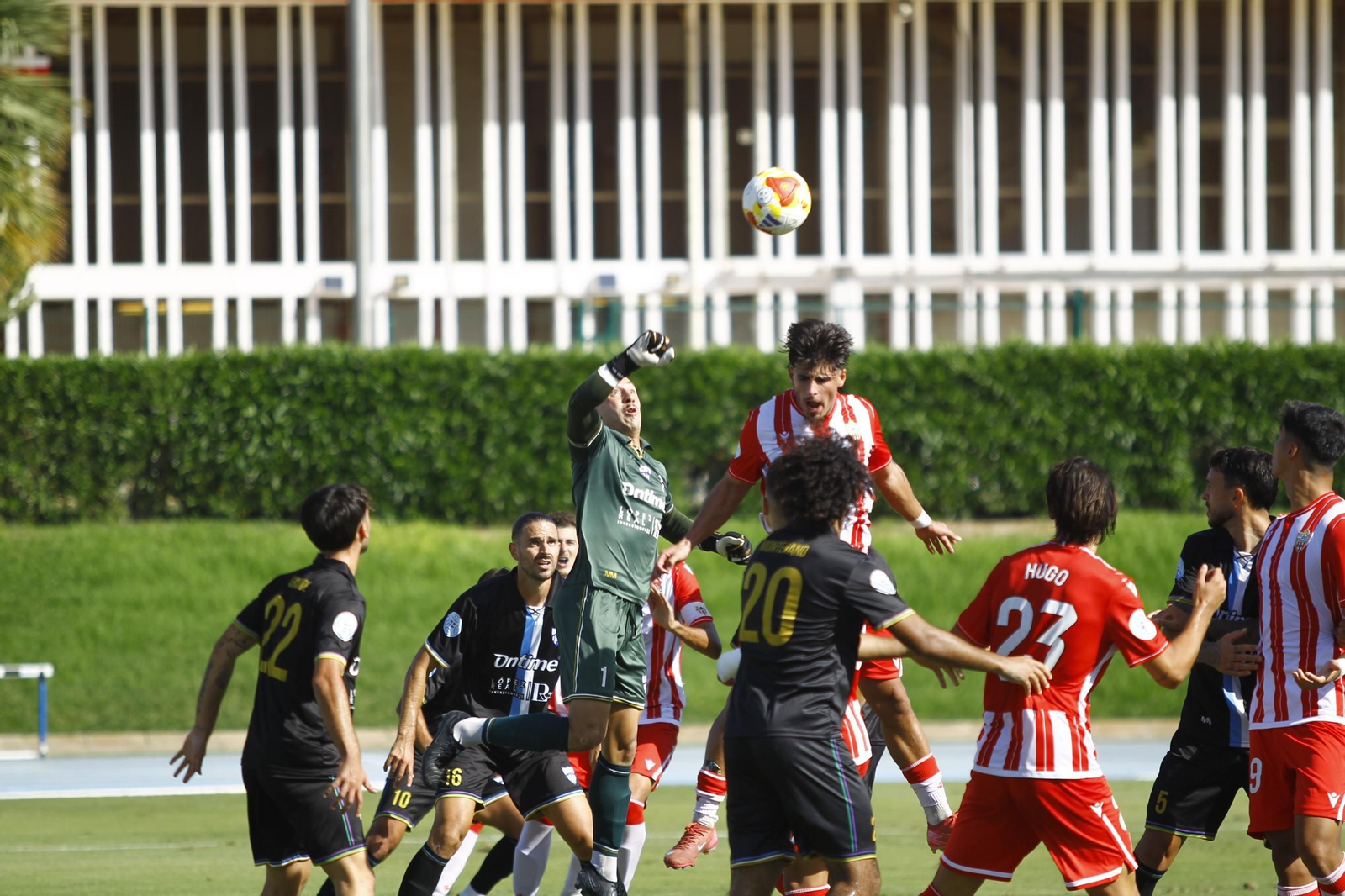 El rojiblanco Luís Martins intenta rematar de cabeza un balón ante la salida del portero en una acción a balón parado.