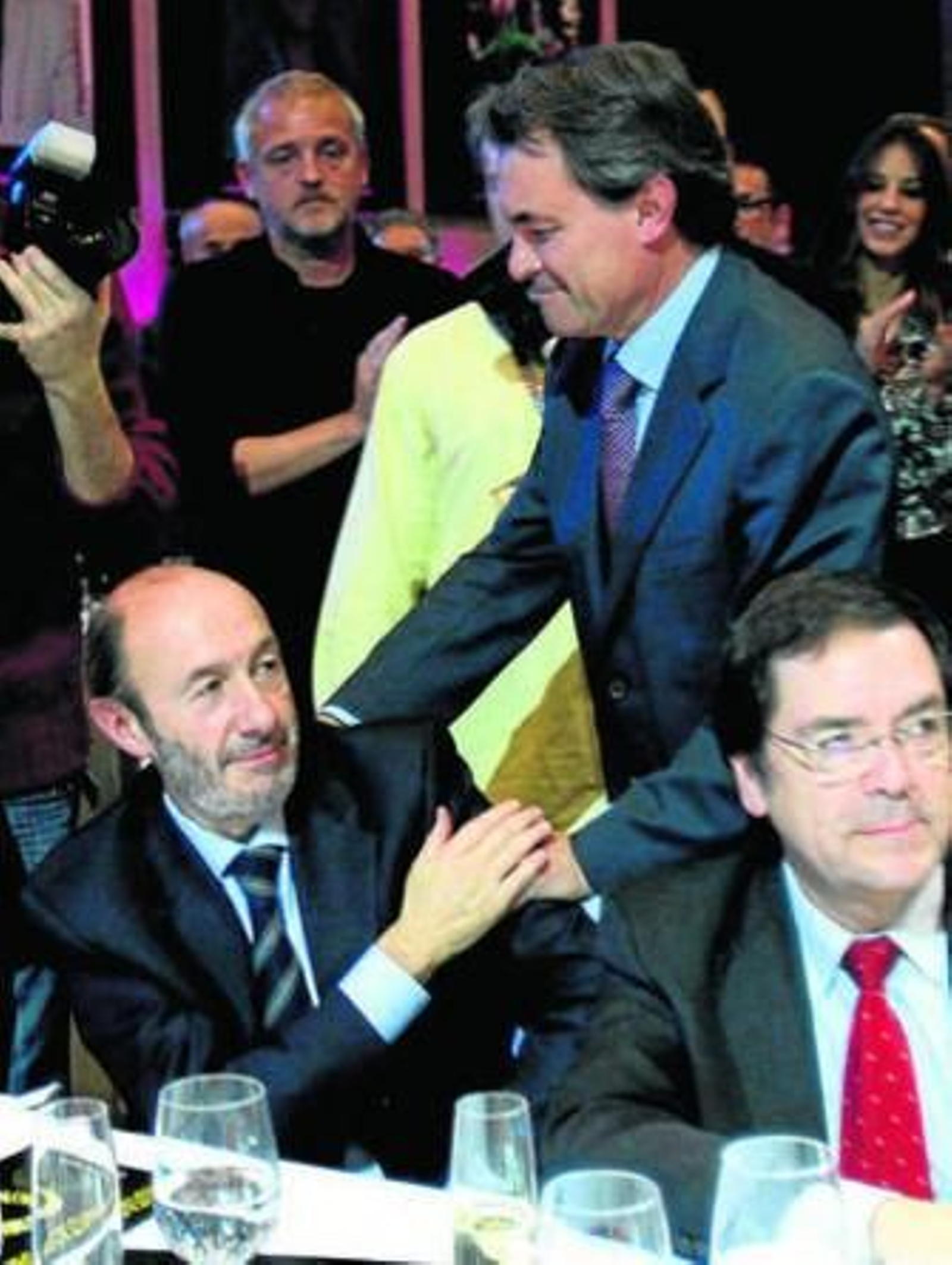 Rubalcaba felicita a Mas, ayer, en Barcelona.