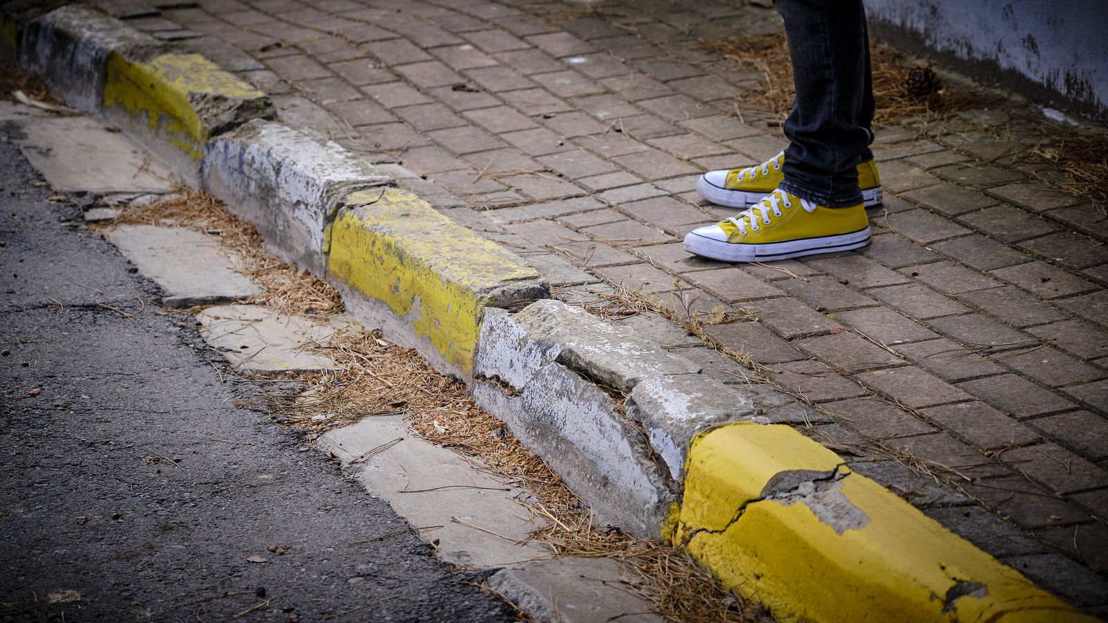Pavimento en mal estado, susceptible de provocar tropiezos, caidas y accidentes.
