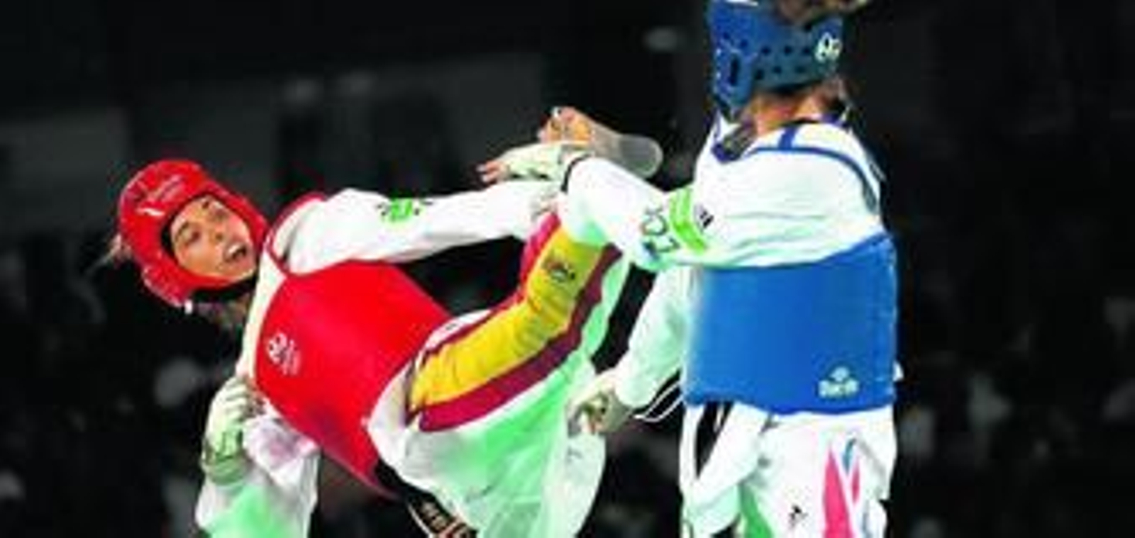 Eva Calvo, en acción durante el combate por el oro ante la británica Jade Jones.