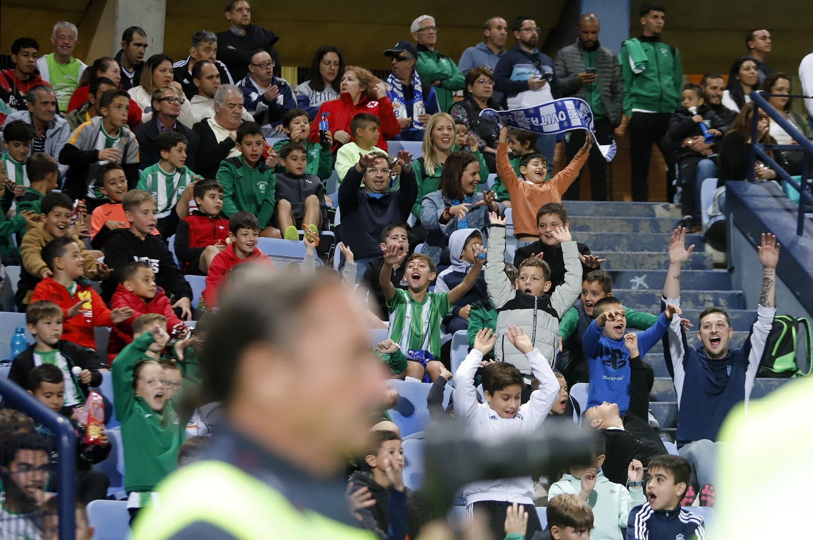 Gran ambiente en las gradas del Nuevo Colombino para el Recre-At Sanluqueño, en imágenes