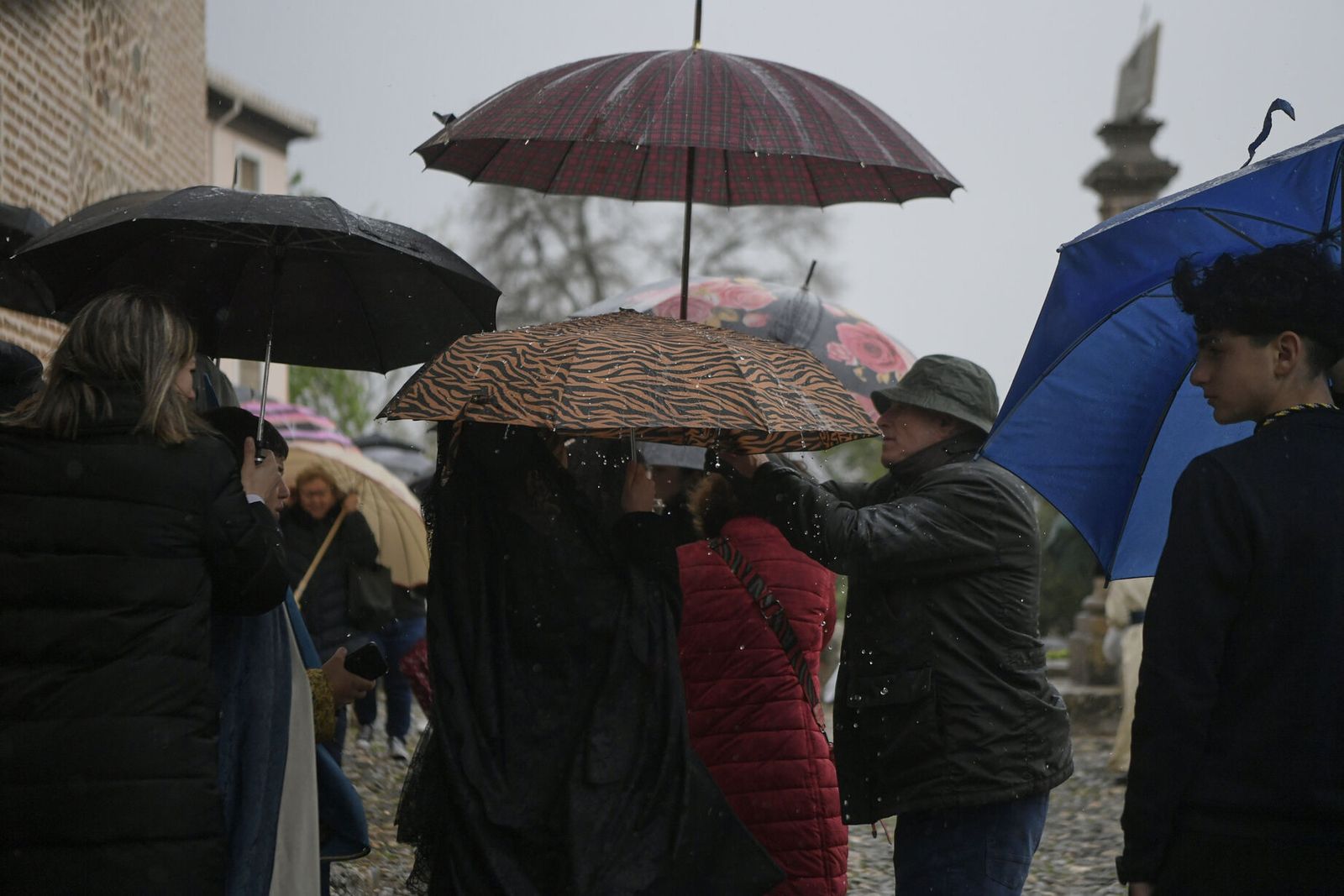 Cientos de paraguas para ver a La Alhambra este sábado en su templo.