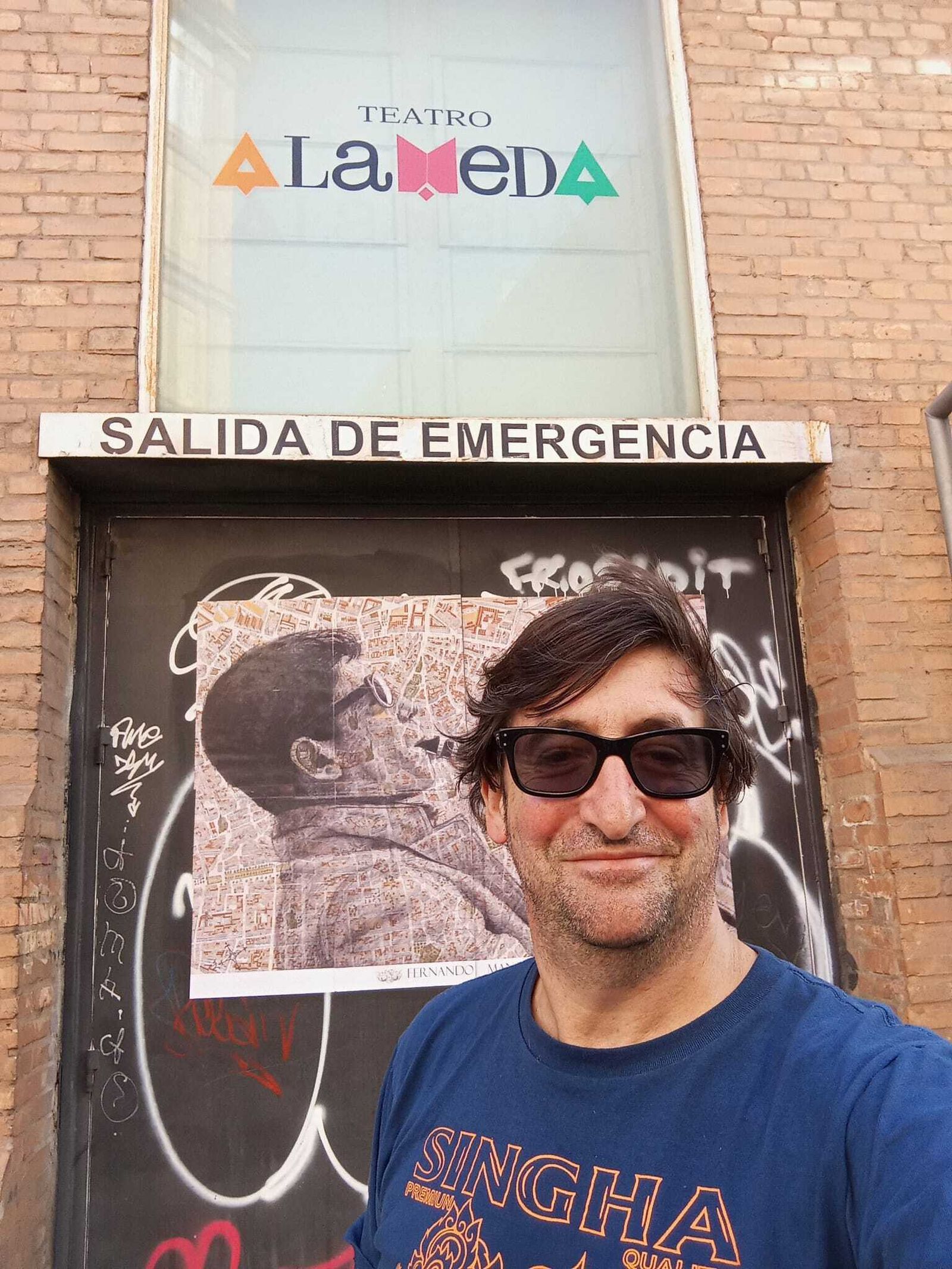 Rafael Oliver con la imagen de Fernando Mansilla al fondo.