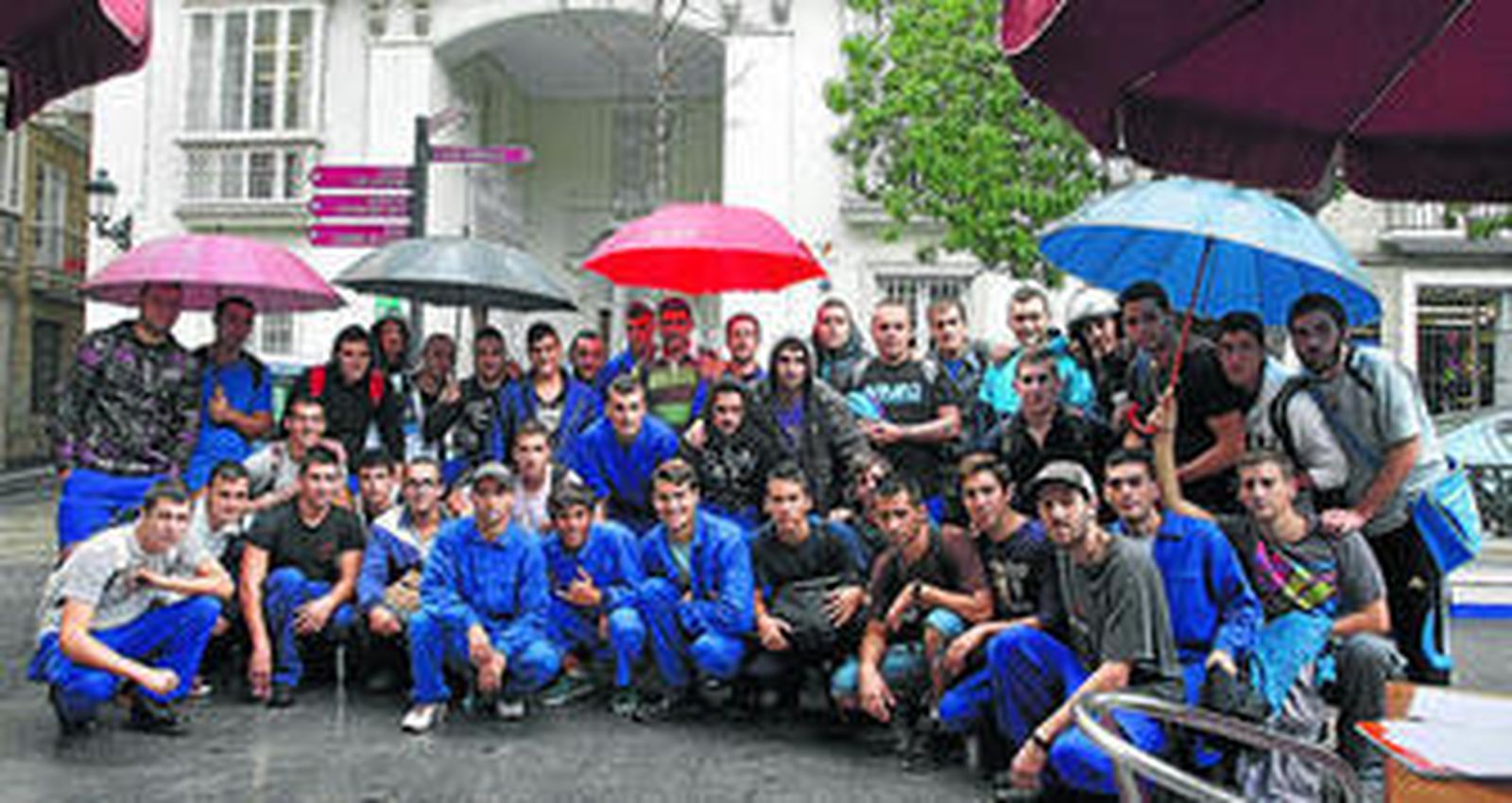 Unos cuarenta alumnos del IES San Severiano se concentraron ayer frente a la sede de Educación y entregaron un escrito en el registro.