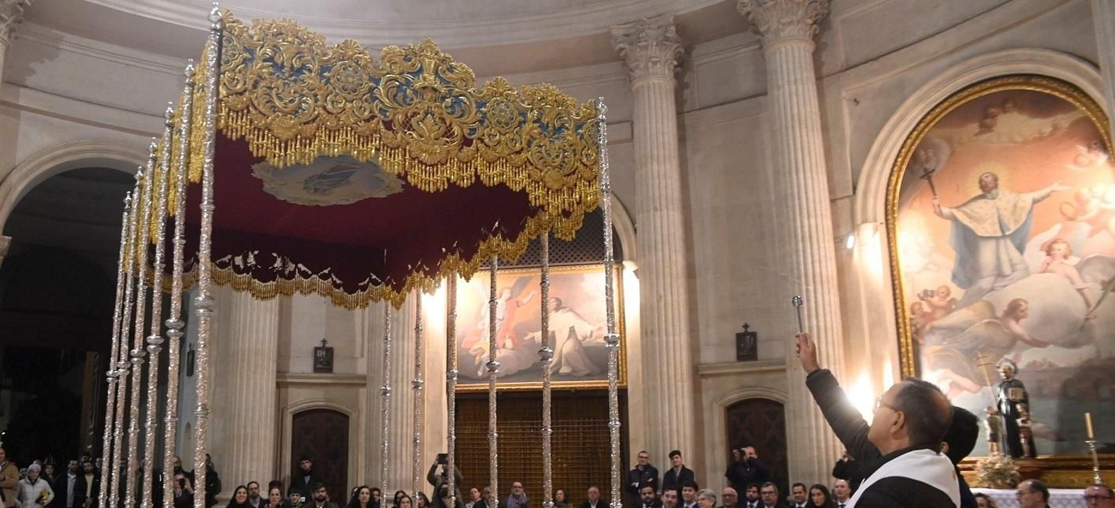 Un momento de la bendición del nuevo palio de la Virgen de la Piedad.