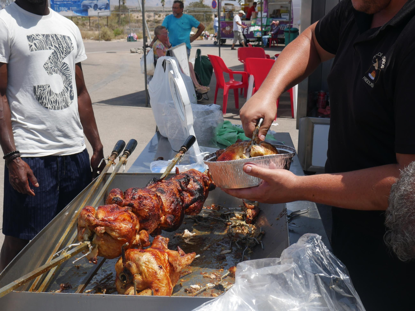 Así es la venta de pollos asados en los negocios ambulantes de Almería