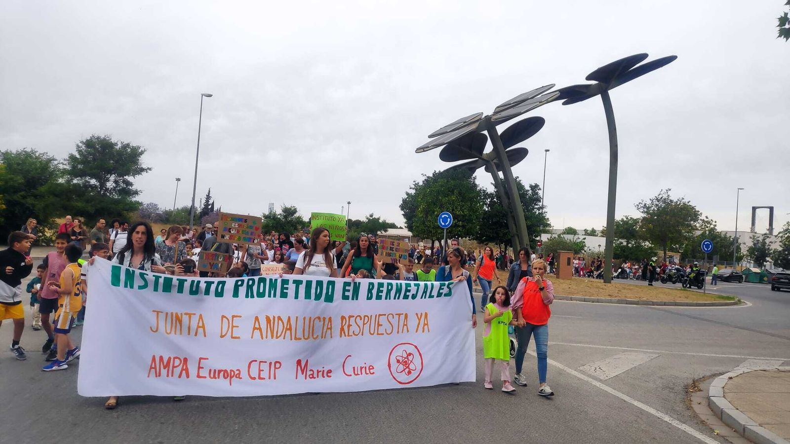 Pancarta que abría la manifestación en Los Bermejales.