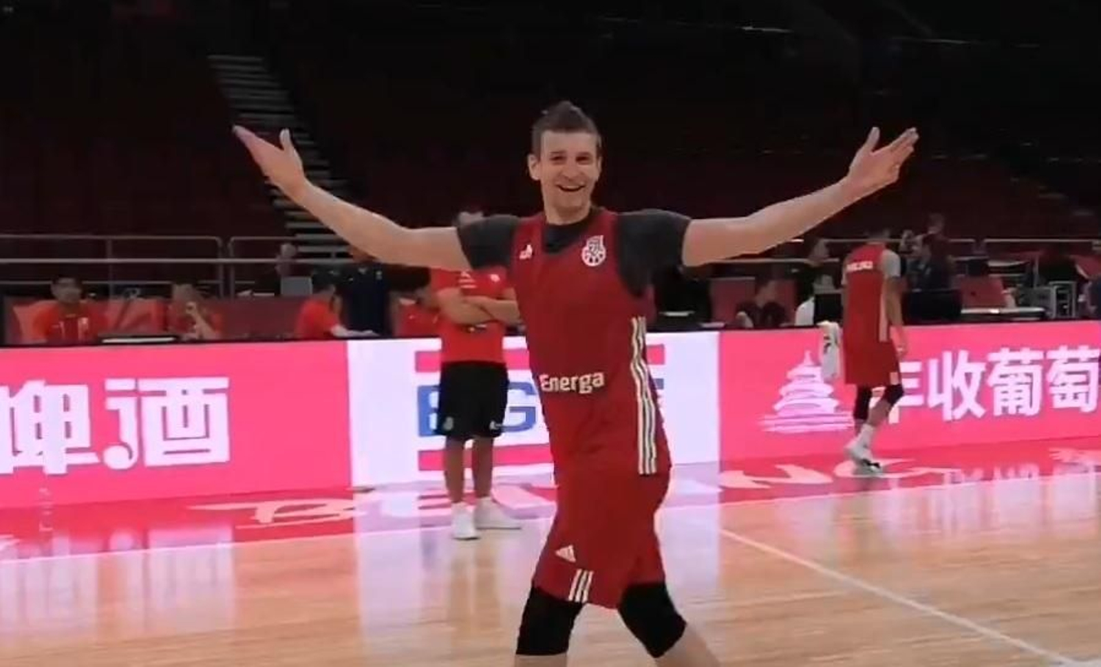 Waczynski, tras hacer un mate y meter un triple.