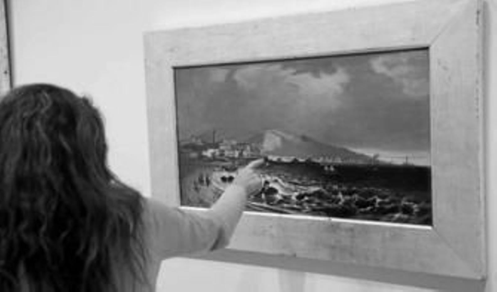 La directora del Museo Carmen Thyssen, Lourdes Moreno, ante 'Puerto de Málaga' (1847), de Manuel Barrón y Carrillo.