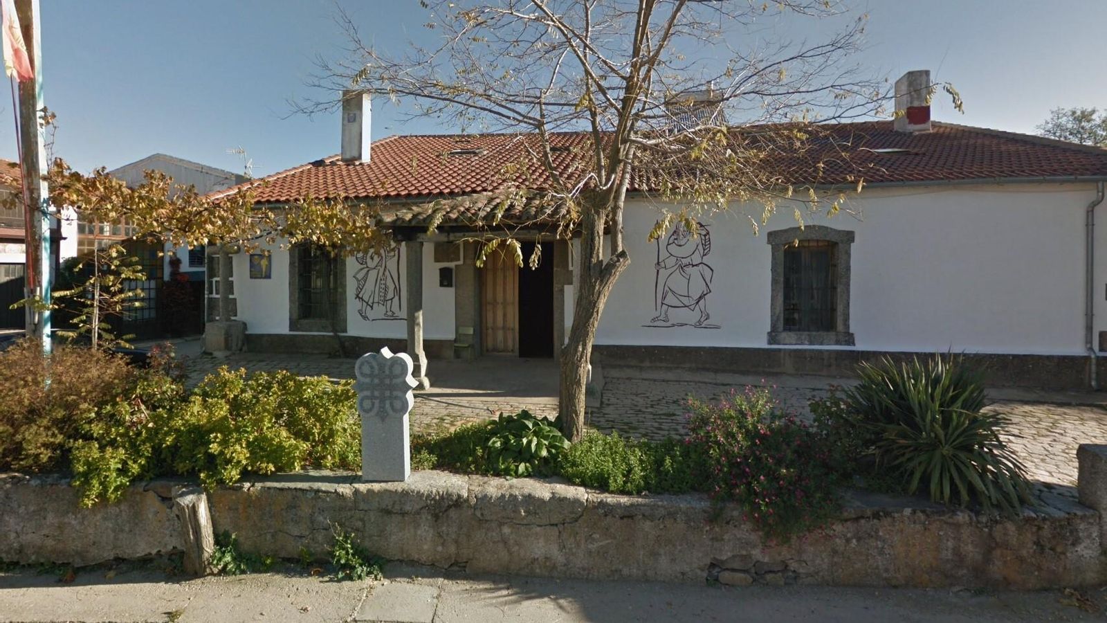 Este es el albergue parroquial de Fuenterroble de Salvatierra. Si no vamos a dormir en él, podemos entrar a sellar la credencial y charlar un rato con el padre Blas.