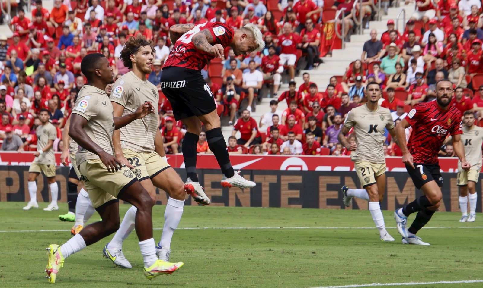 Mafffeo, de 1’73 metros de altura, anotó el gol del triunfo en Mallorca de cabeza