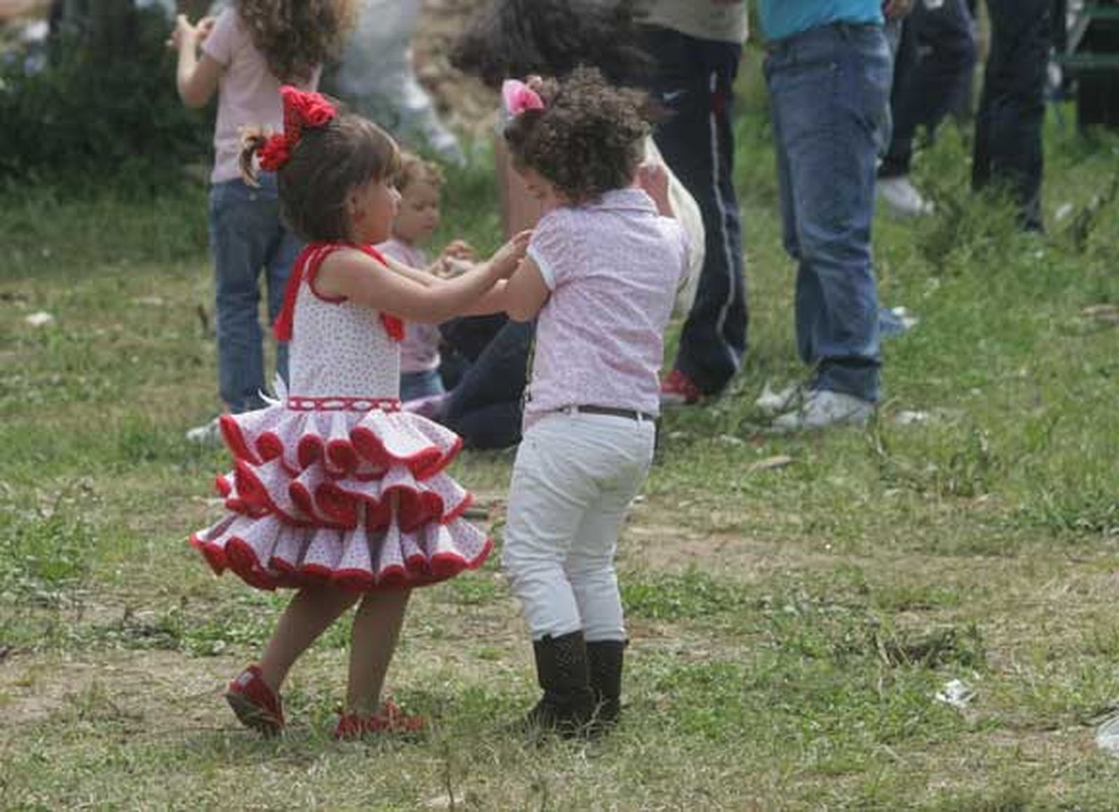 El almuerzo campestre marca la jornada en la Montera del Torero. La hermandad agradece la cada vez mayor afluencia de personas a la misa en honor al patrón./Fotos:José María Quiñones