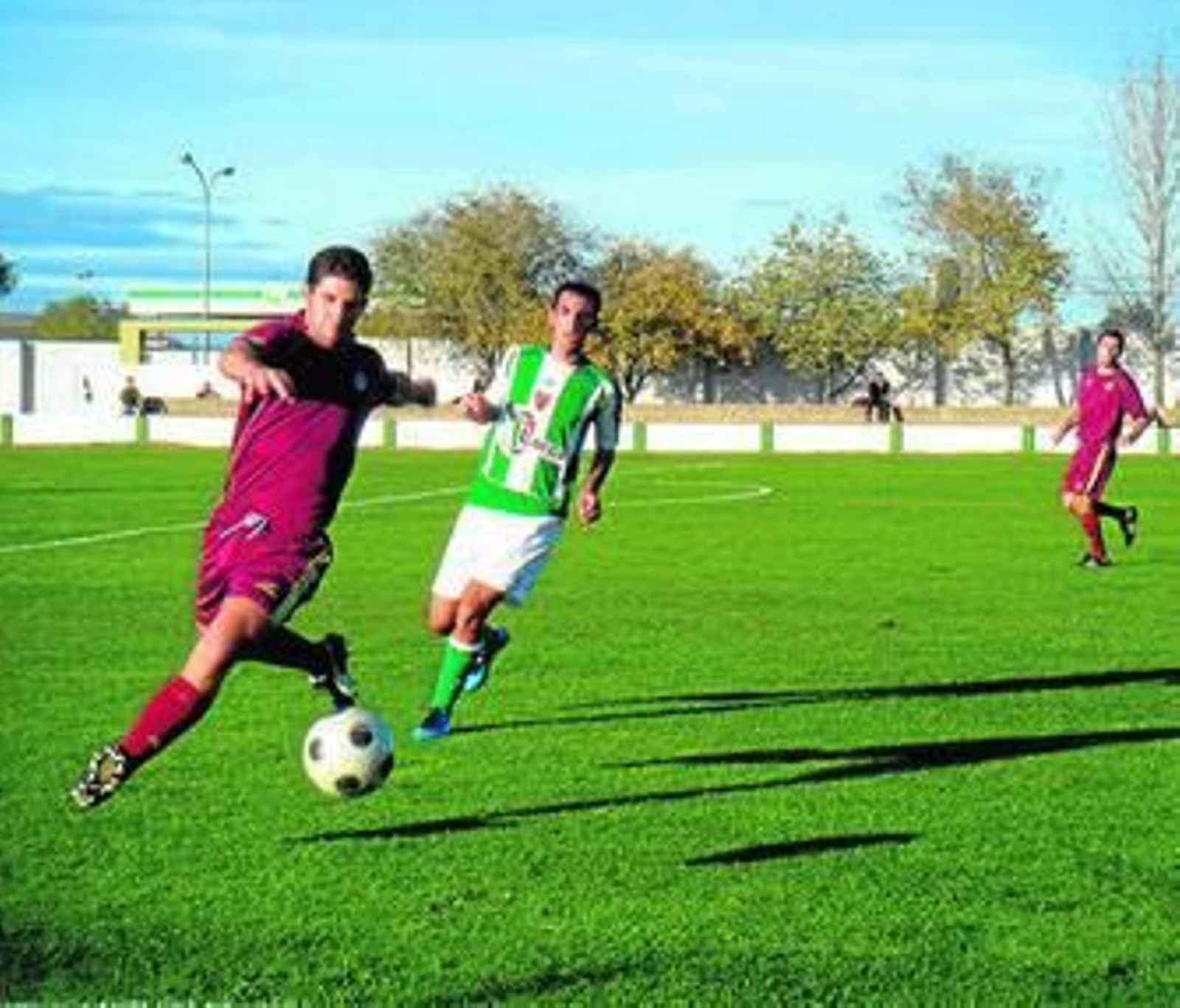 Carlos Maestre, autor del único gol del encuentro, observa como un contrario despeja el balón.