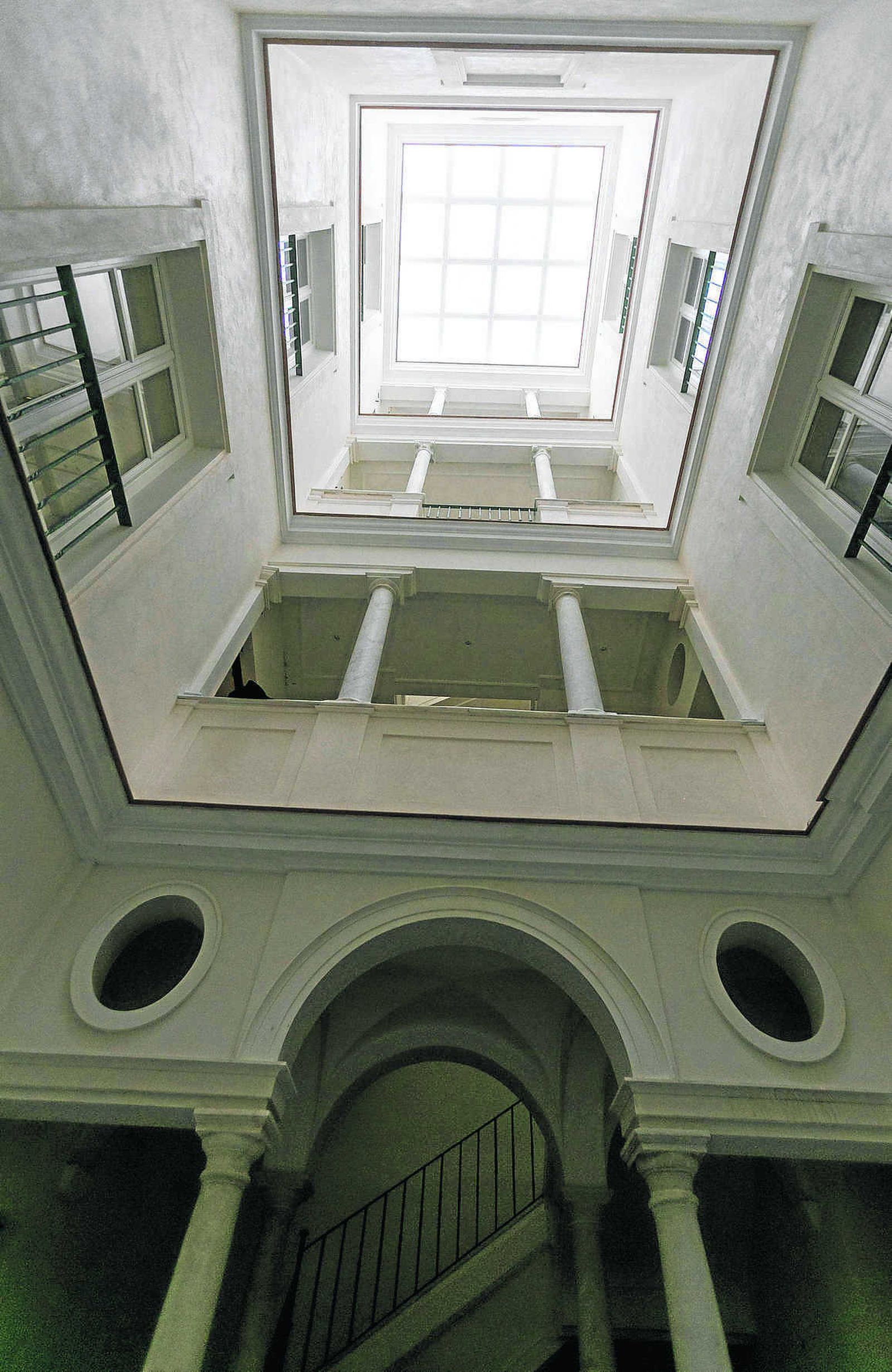 Perspectiva de la finca desde el patio, donde pueden verse las columnas, arcos y otros elementos clasicistas.