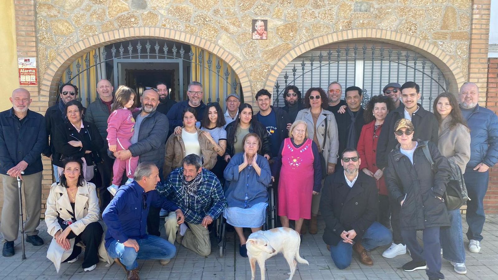 Familiares y amigos han acudido al descubrimiento de una placa en su memoria en su casa natal en Jerez.