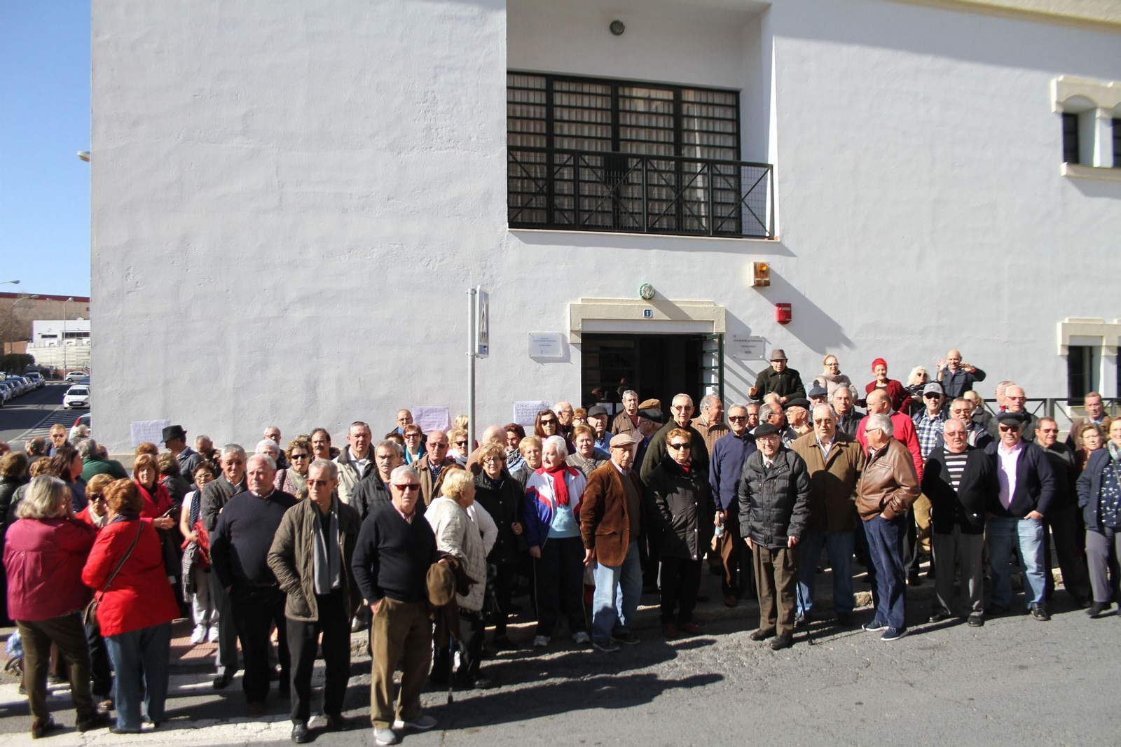 Los jubilados, socios del Centro Social y Club de pensionistas Cristina Pinedo, a las puertas de la sede en señal de protesta por el abandono de la cafetería.
