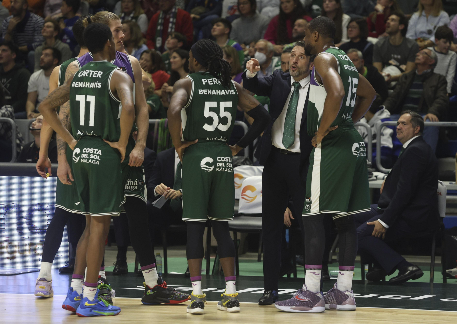 Ibon Navarro habla con Will Thomas y Tyson Carter. Ibon Navarro habla con Will Thomas y Tyson Carter.