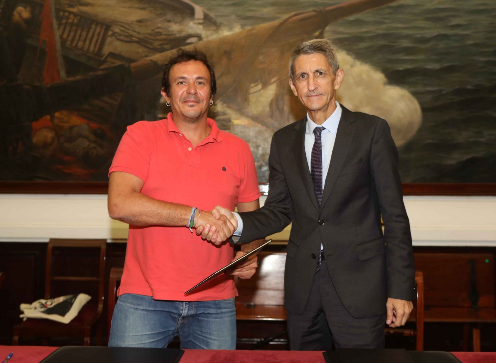 José María González y José M. Domínguez estrechan sus manos tras rubricar el acuerdo.