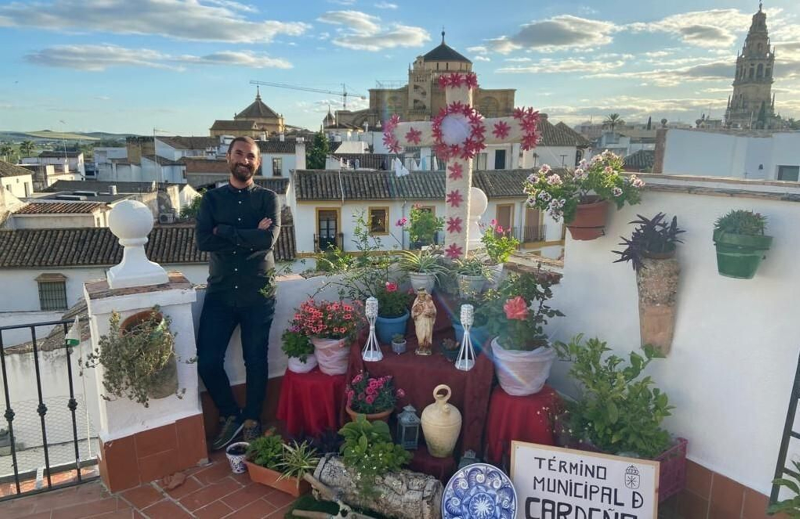Antonio Ángel Romero Vacas, junto a la Cruz de Mayo que ha montado en su azotea.