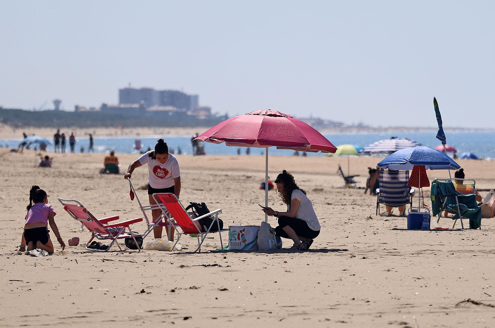 Imágenes del ambiente en las playas de Huelva durante la mañana